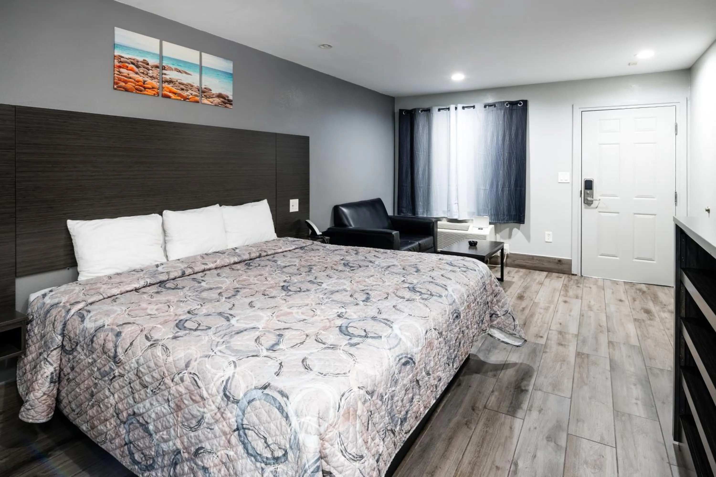 Bedroom, Bed in Downtowner Inns - Houston Downtown & Convention Center