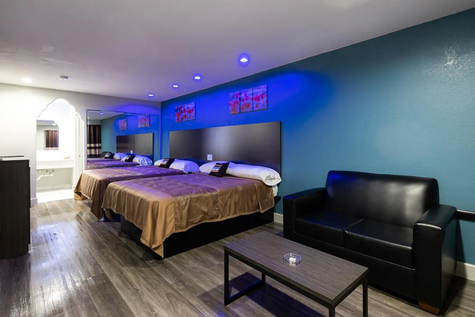 Bed in Downtowner Inns - Houston Downtown & Convention Center