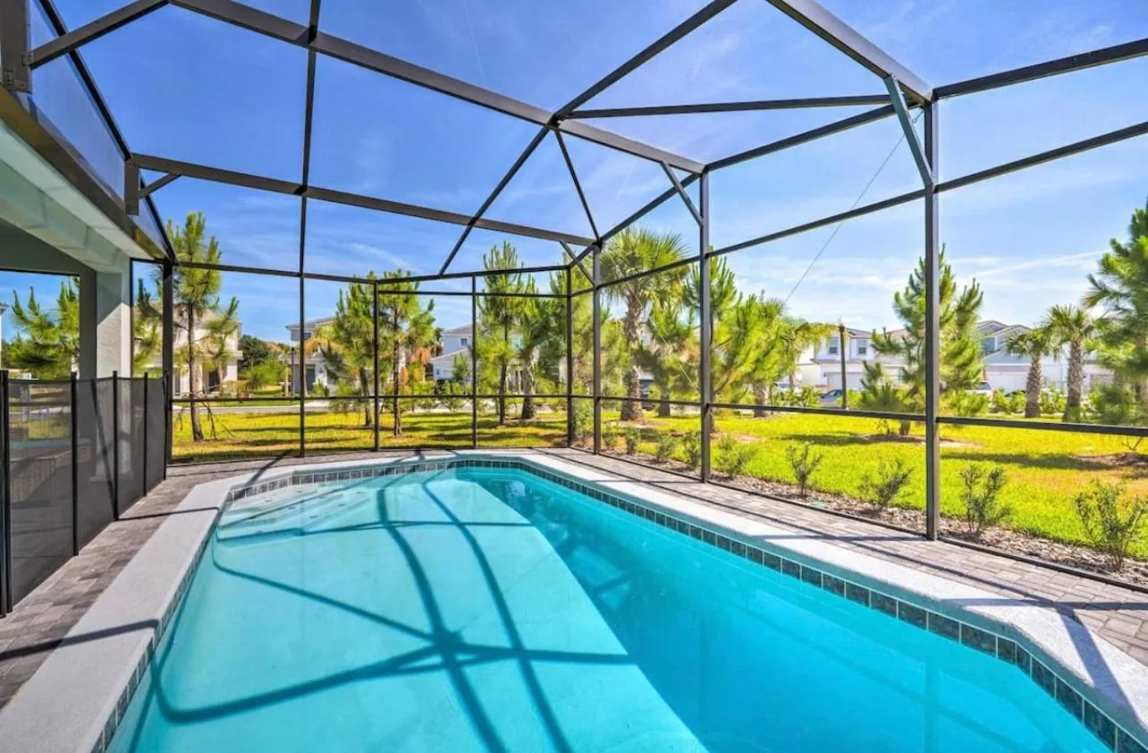 Five-Bedroom House in 5 Bedroom Private Pool Home 15 Min to Disney World, Davenport
