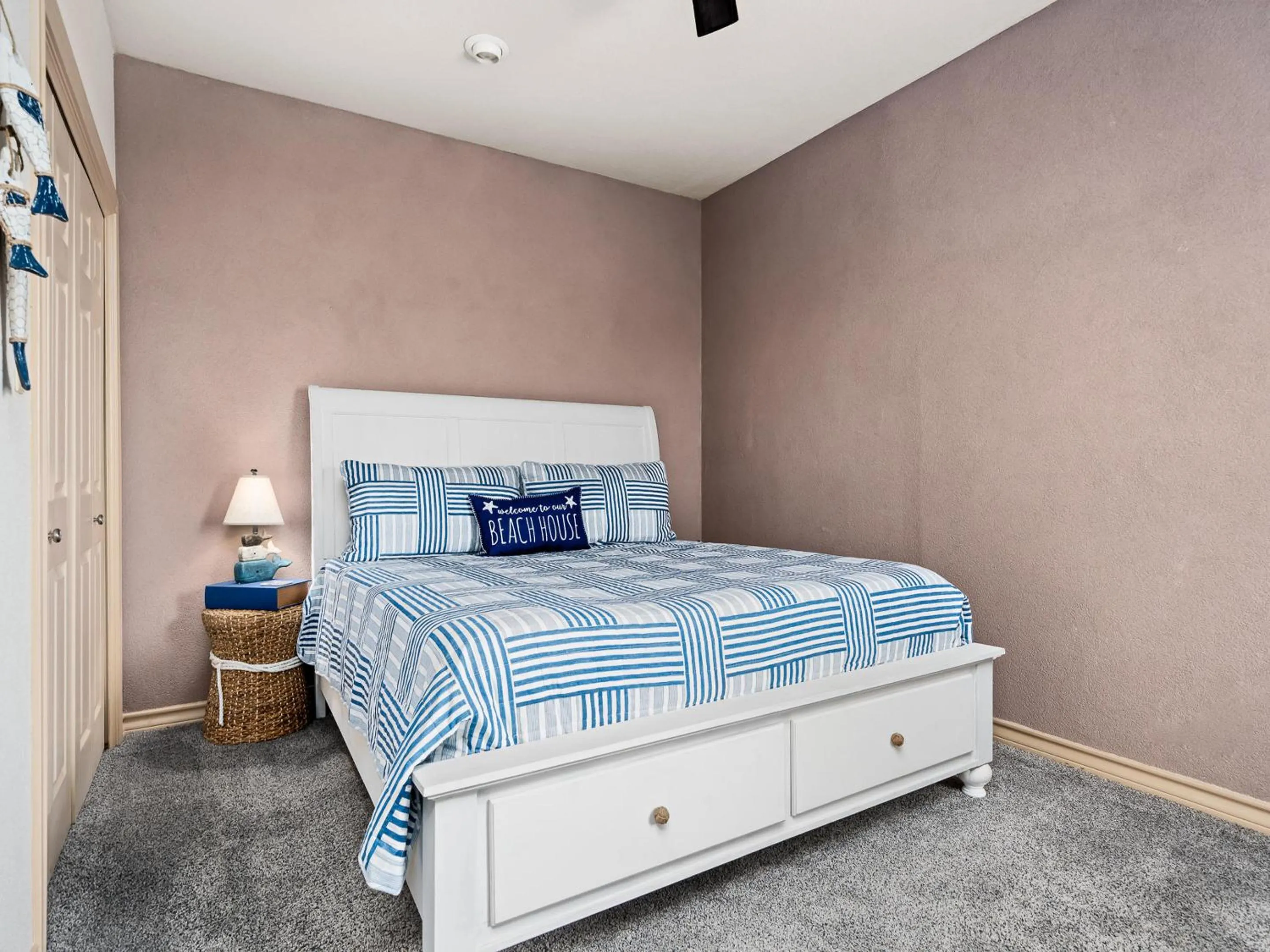 Property building, Bed in Rockports Hidden Gem