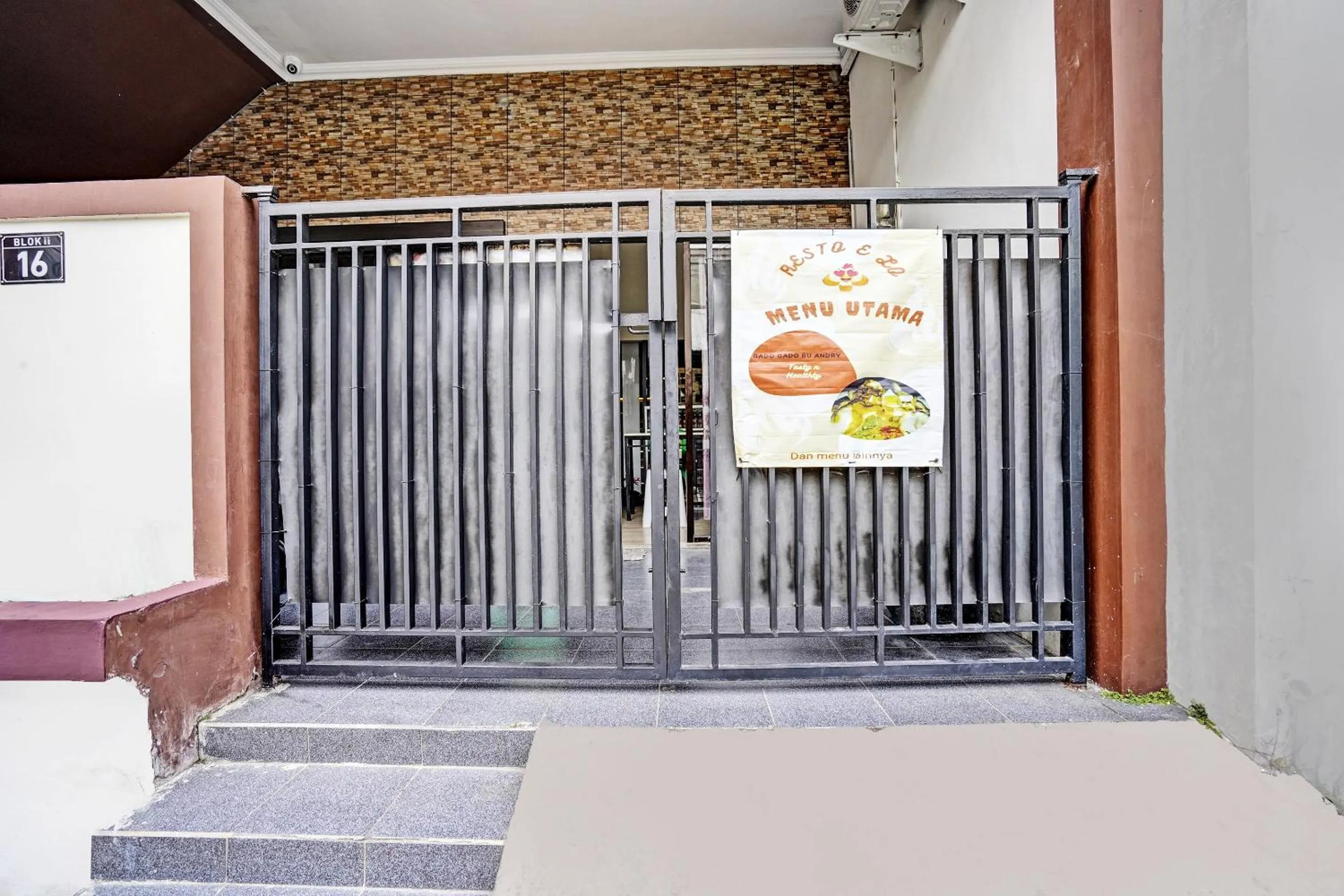 Facade/entrance in Hotel O Sunlo Cozy Home Family Homestay Syariah