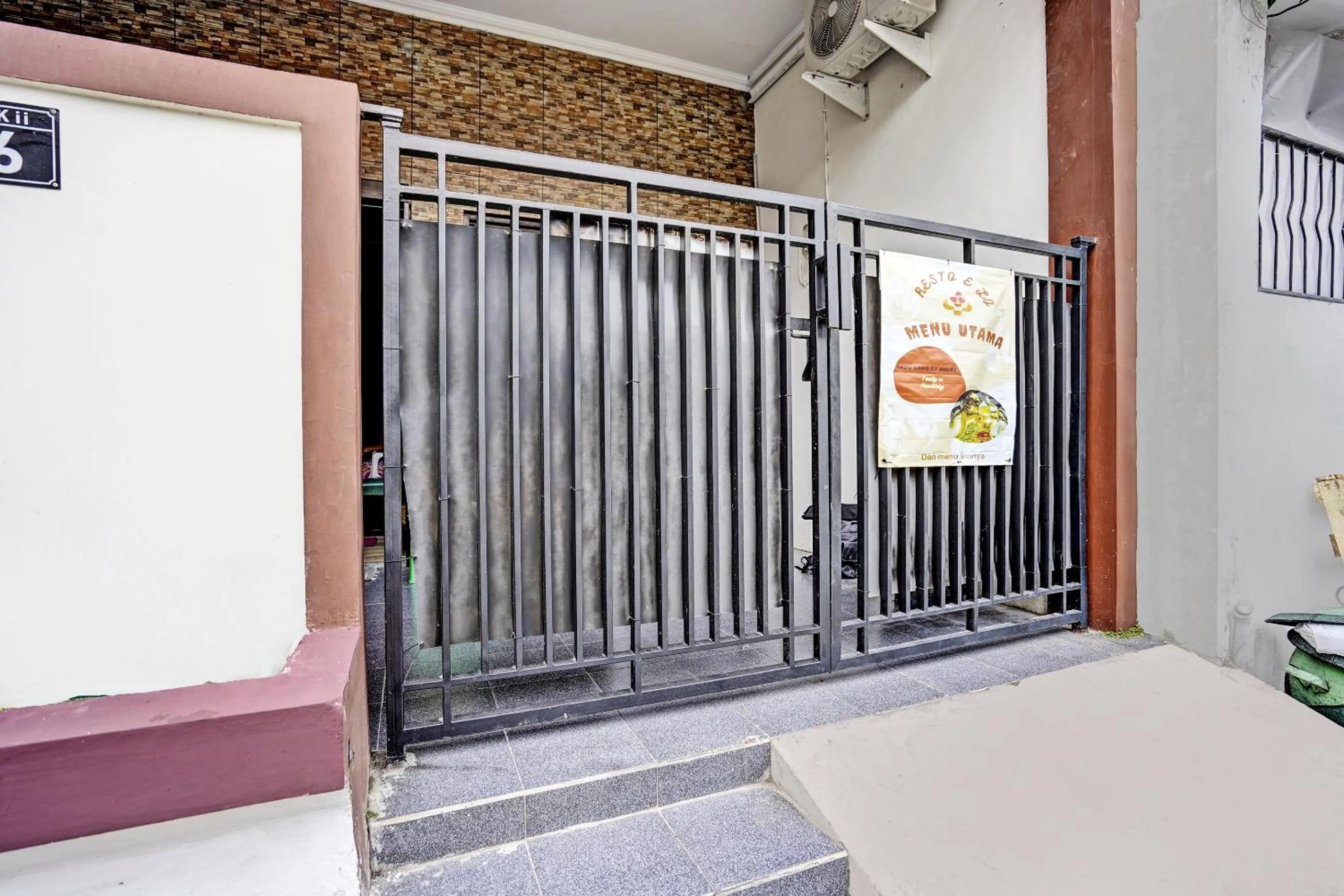 Facade/entrance in Hotel O Sunlo Cozy Home Family Homestay Syariah