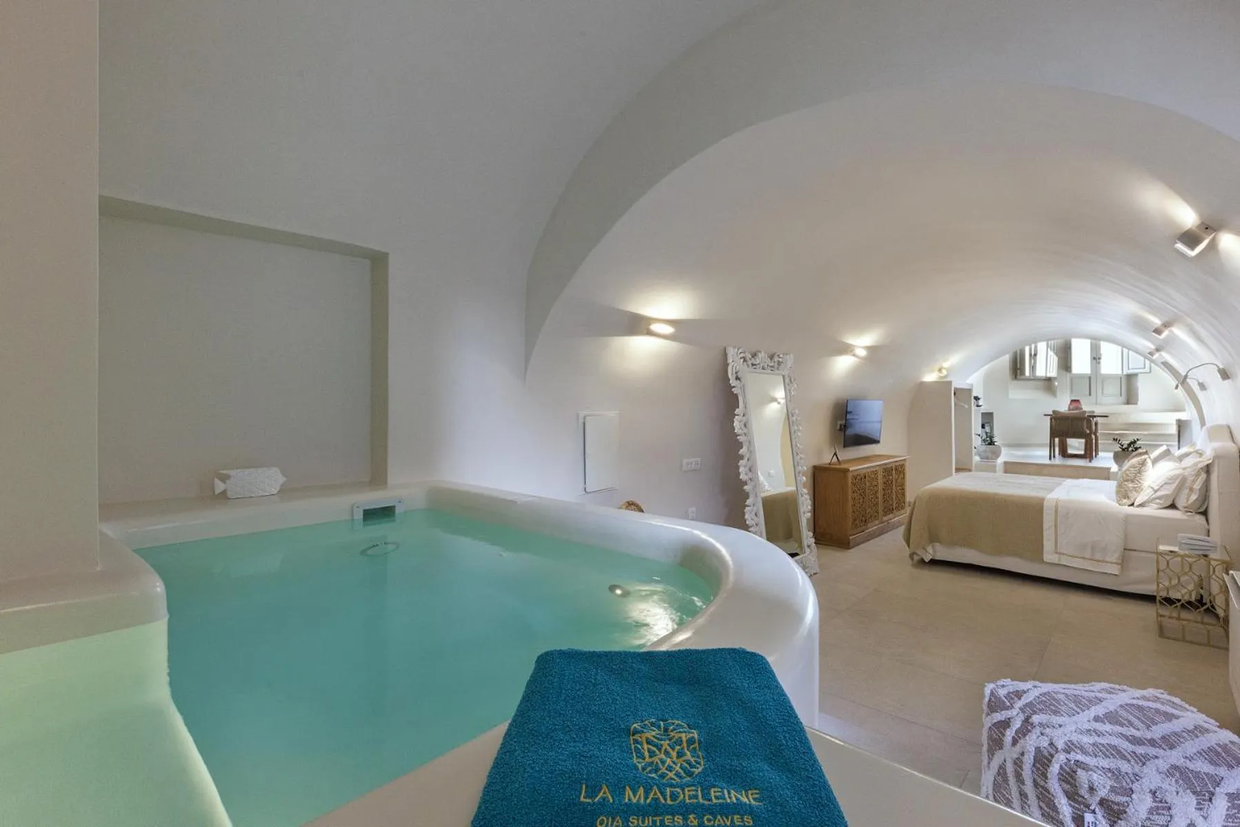 Bed in La Madeleine Oia