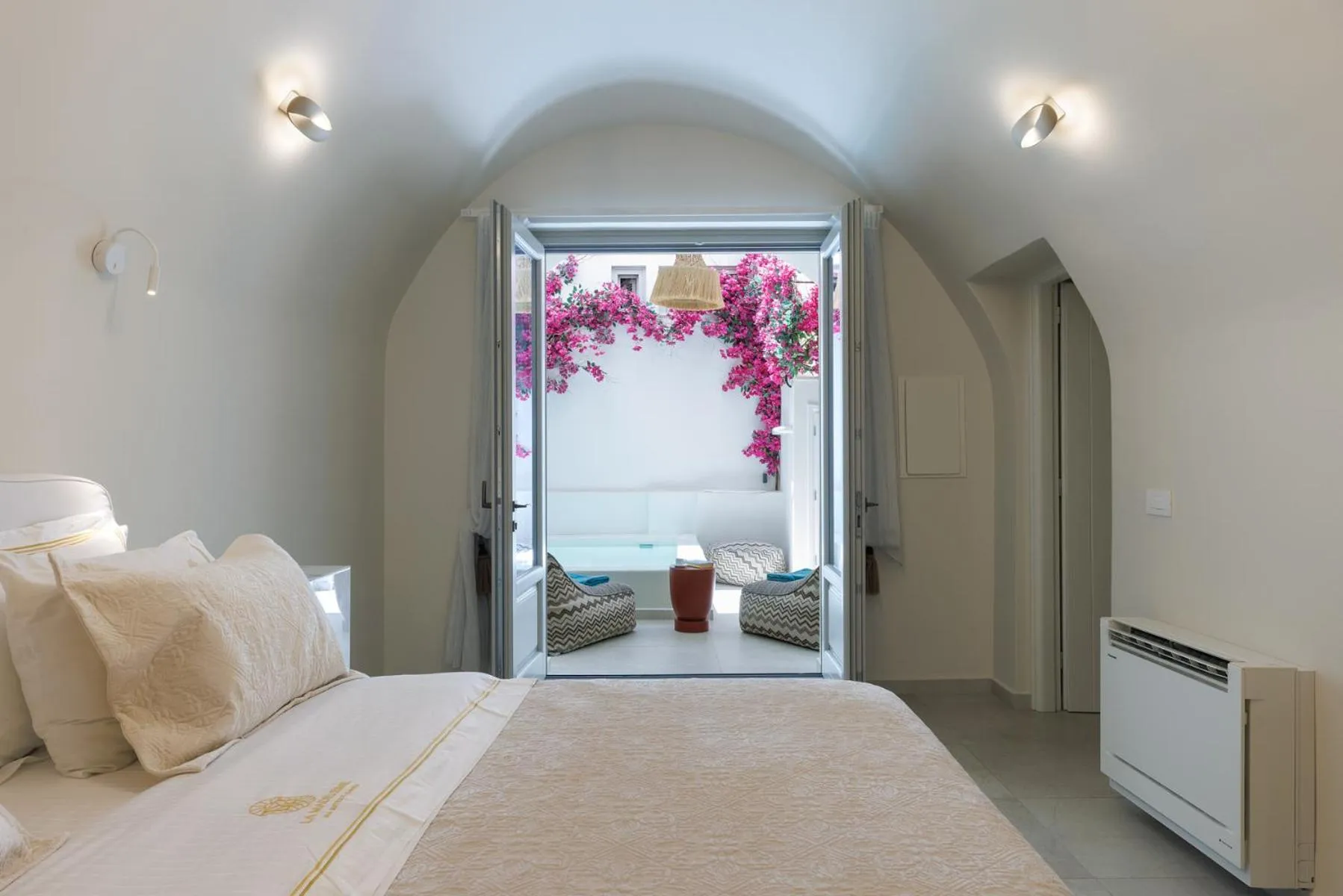 Bed in La Madeleine Oia