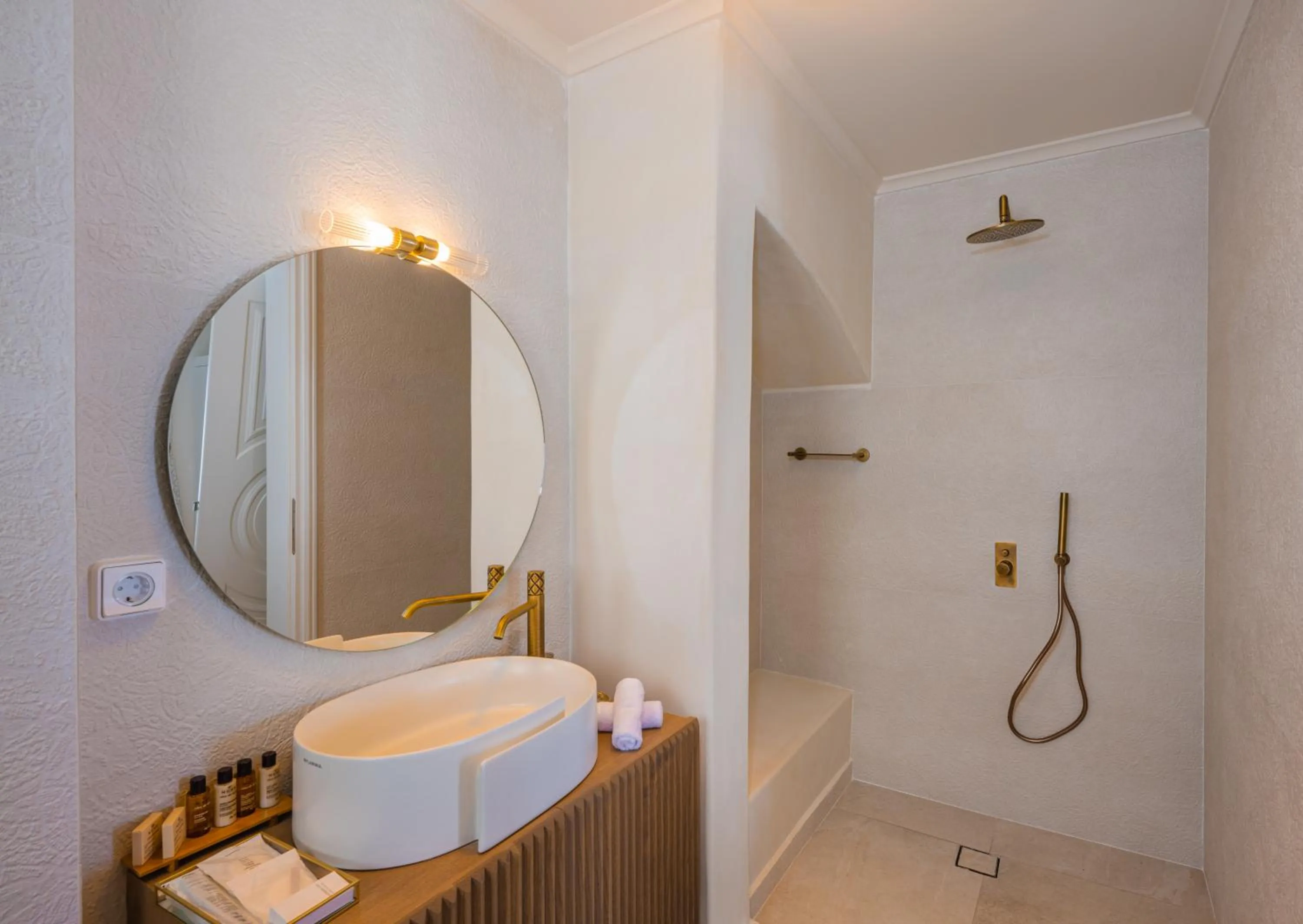 Toilet in La Madeleine Oia