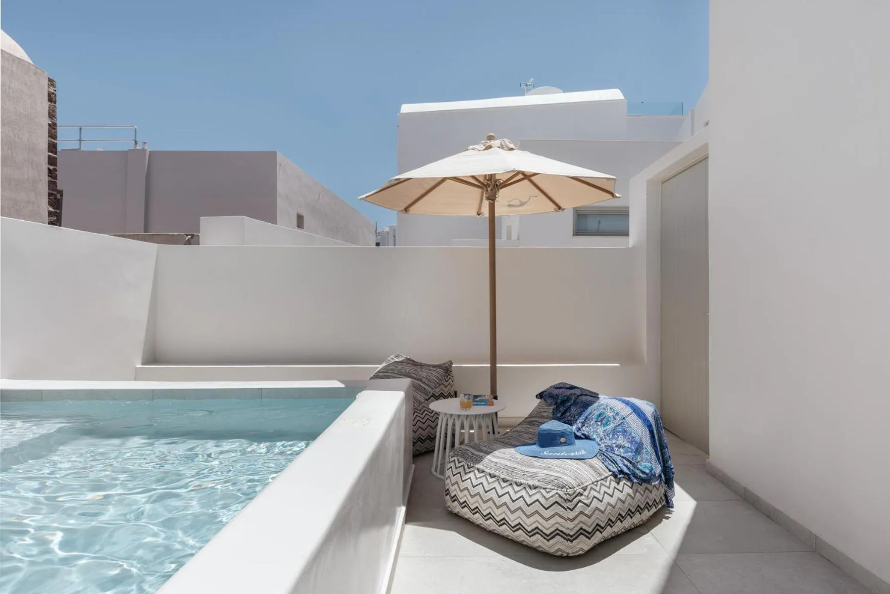 Day in La Madeleine Oia