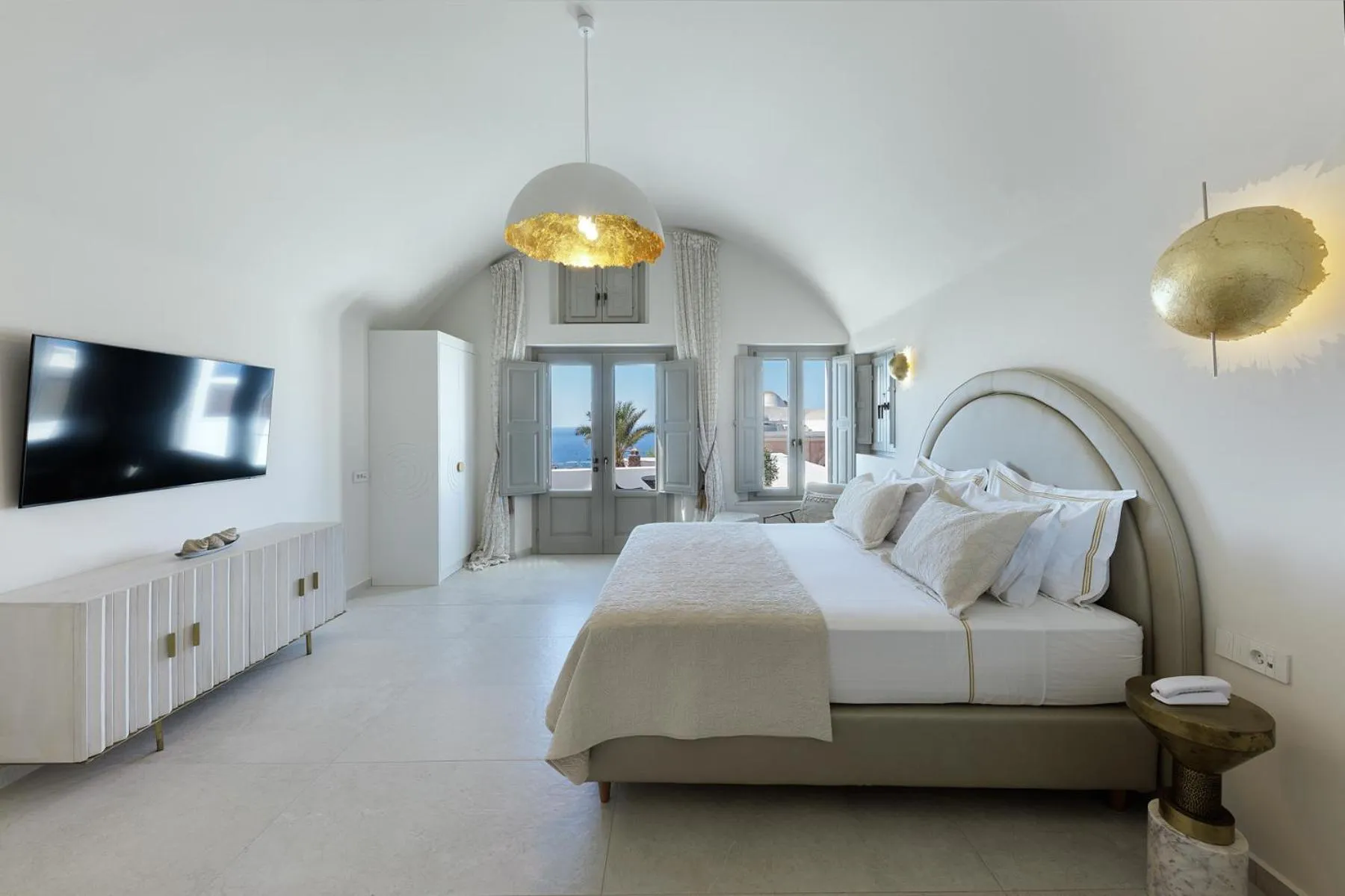 Bed in La Madeleine Oia