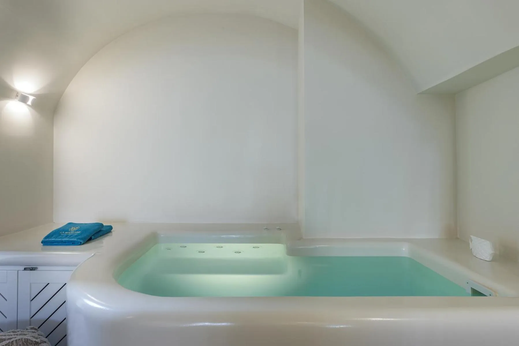 Hot Tub in La Madeleine Oia