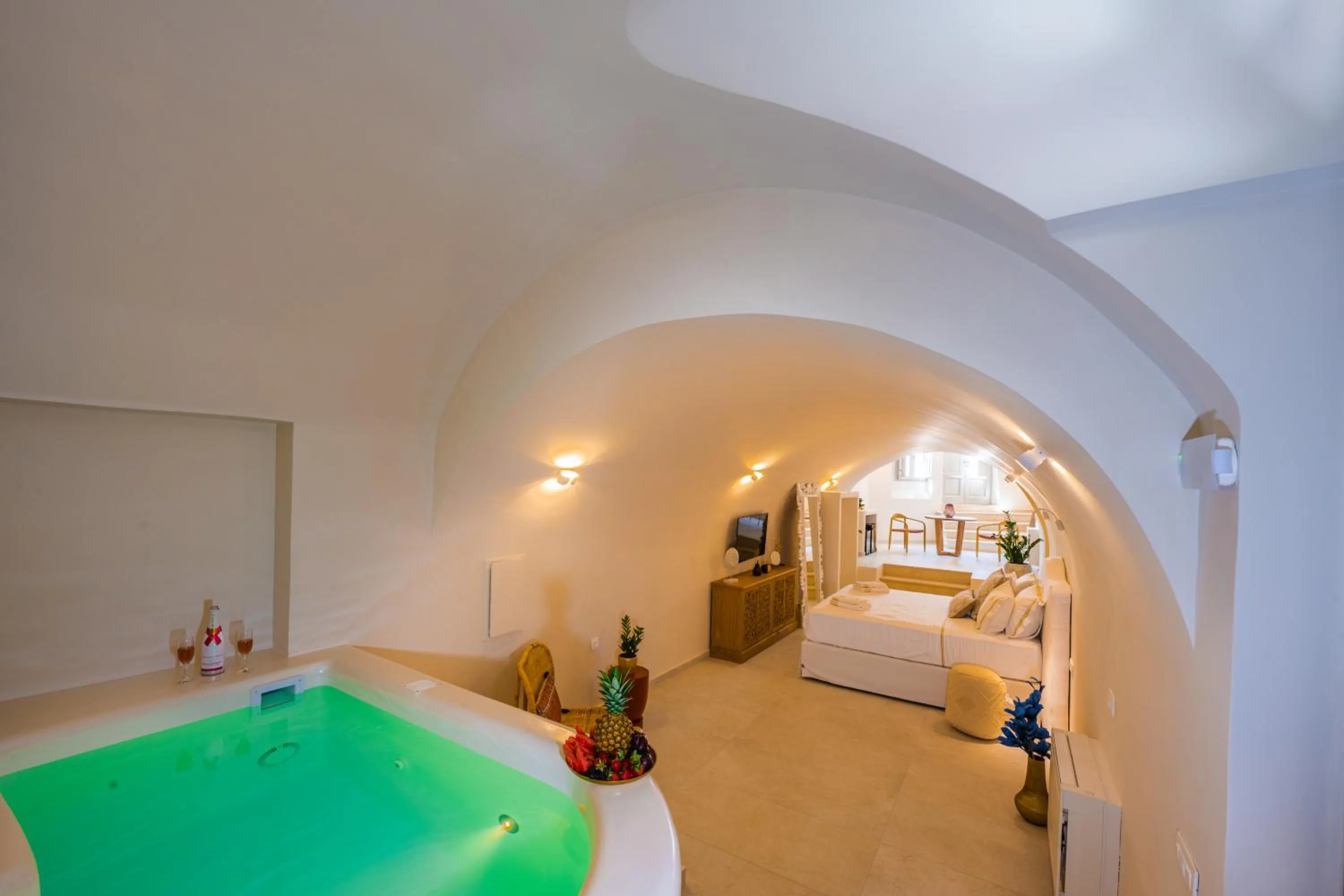 Swimming pool, Bed in La Madeleine Oia