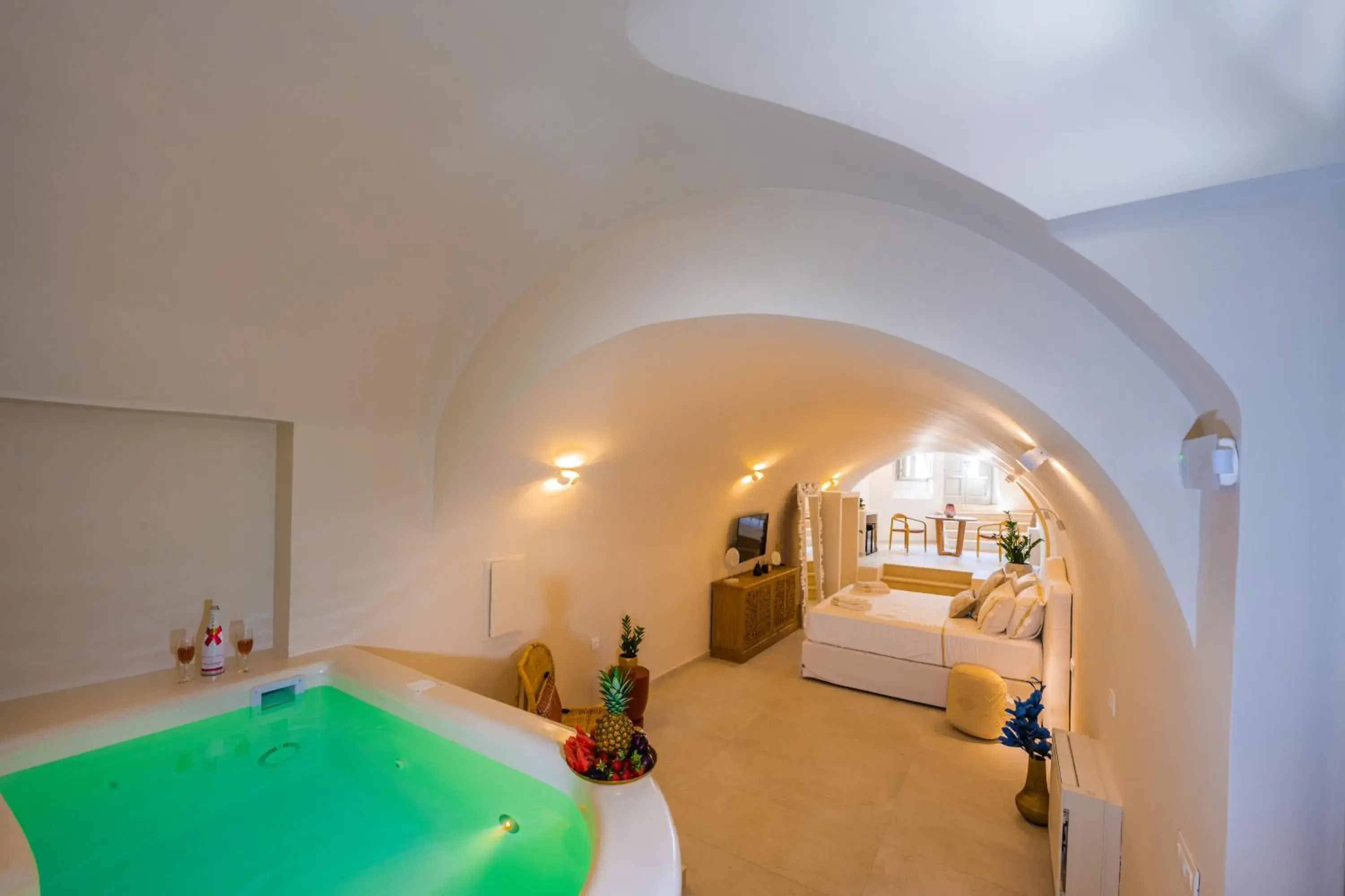 Suite with Hot Tub in La Madeleine Oia Suite with Hot Tub in La Madeleine Oia