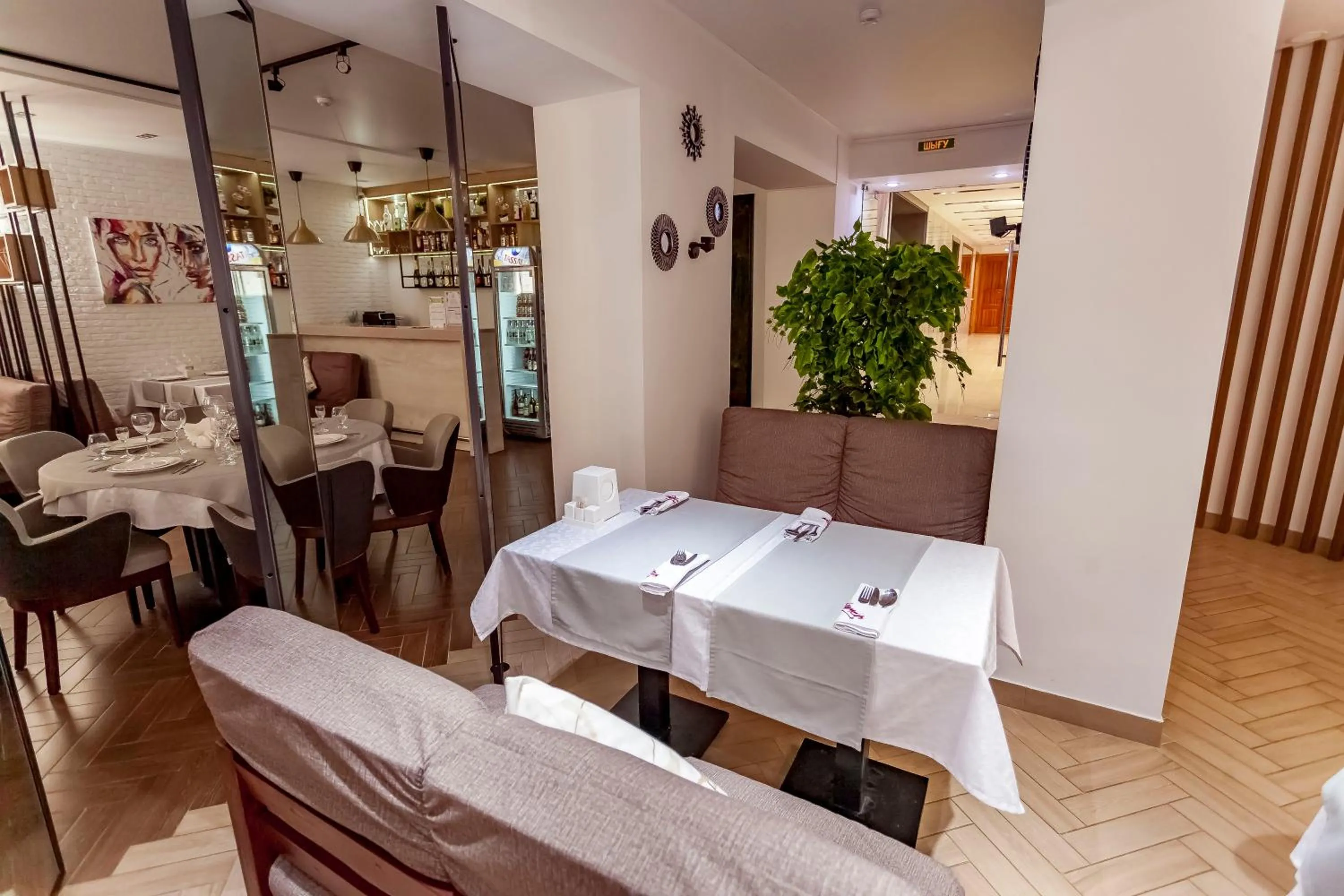 Restaurant/places to eat in Kurmet Hotel