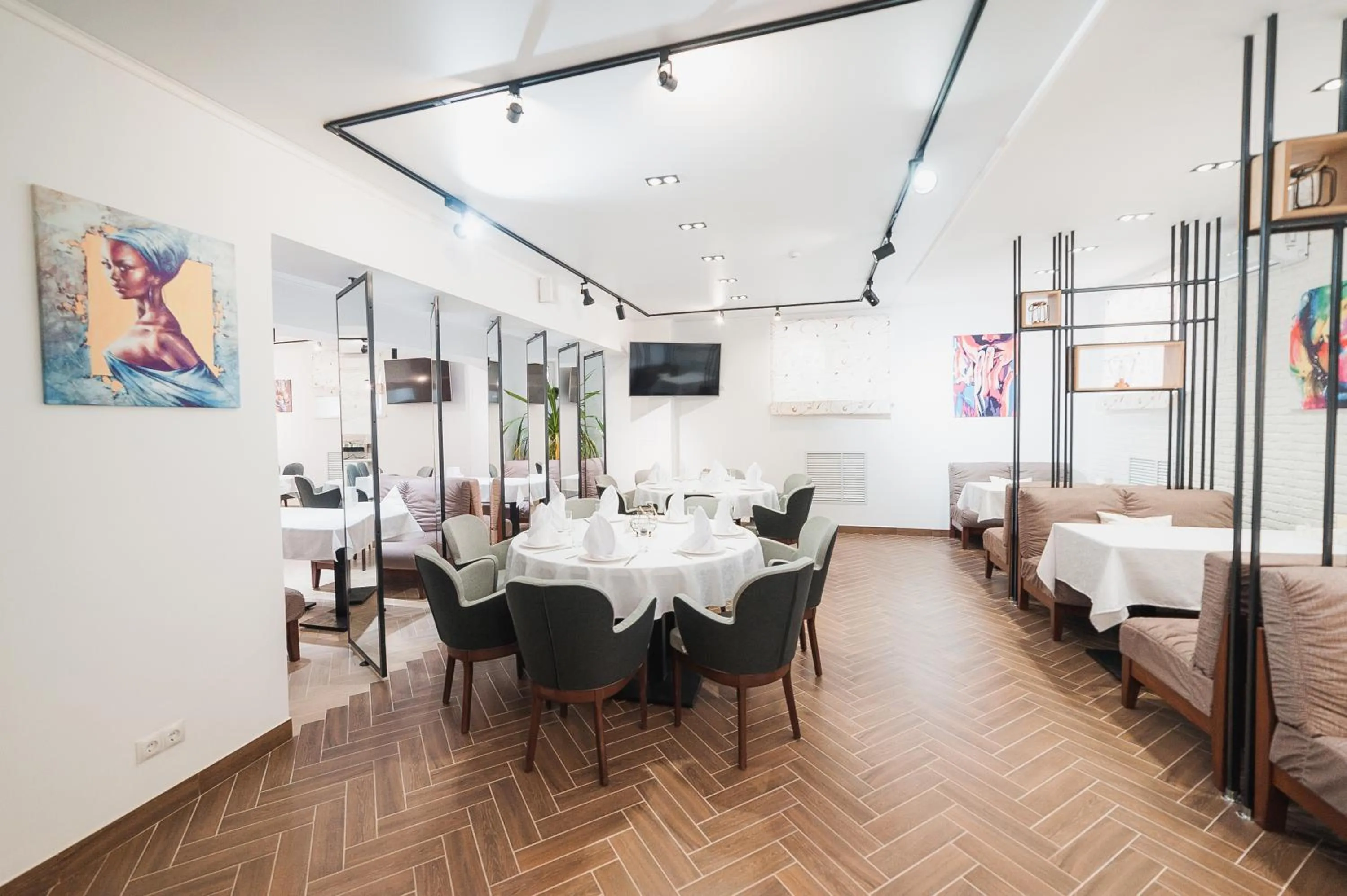 Restaurant/places to eat in Kurmet Hotel