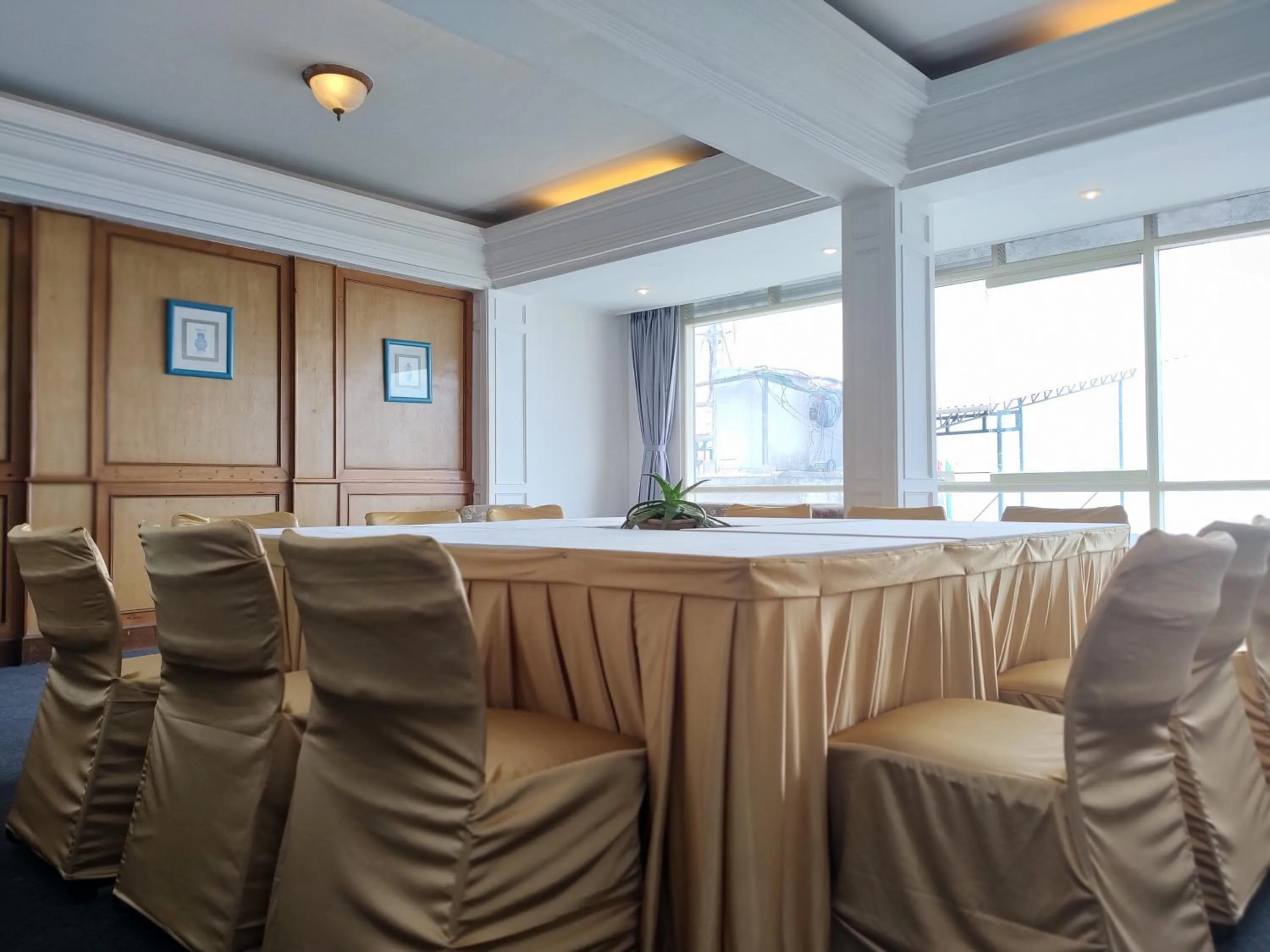 Banquet/Function facilities in Treenz Lite