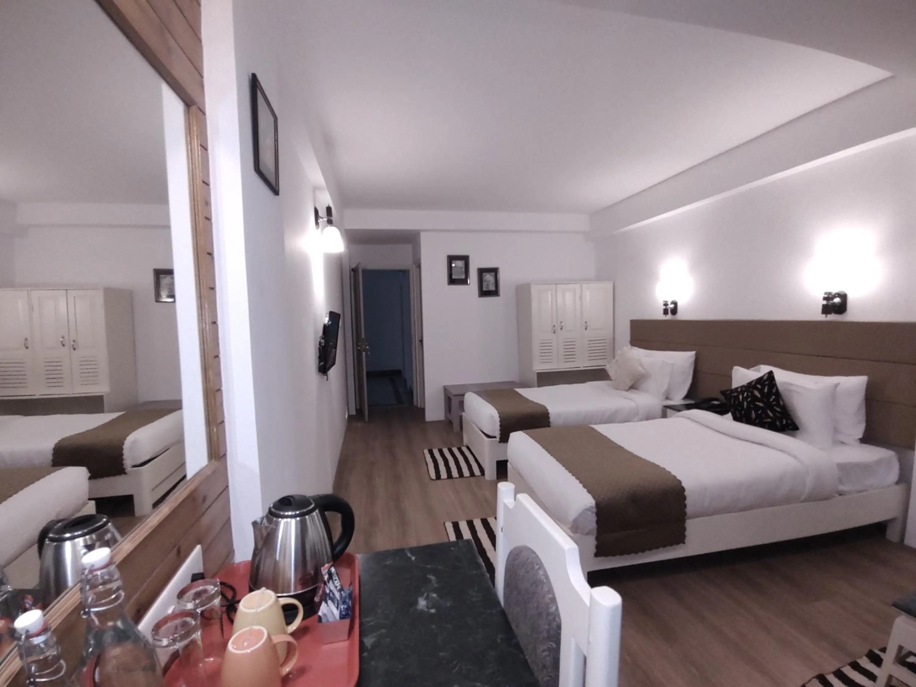 Photo of the whole room, Bed in Treenz Lite