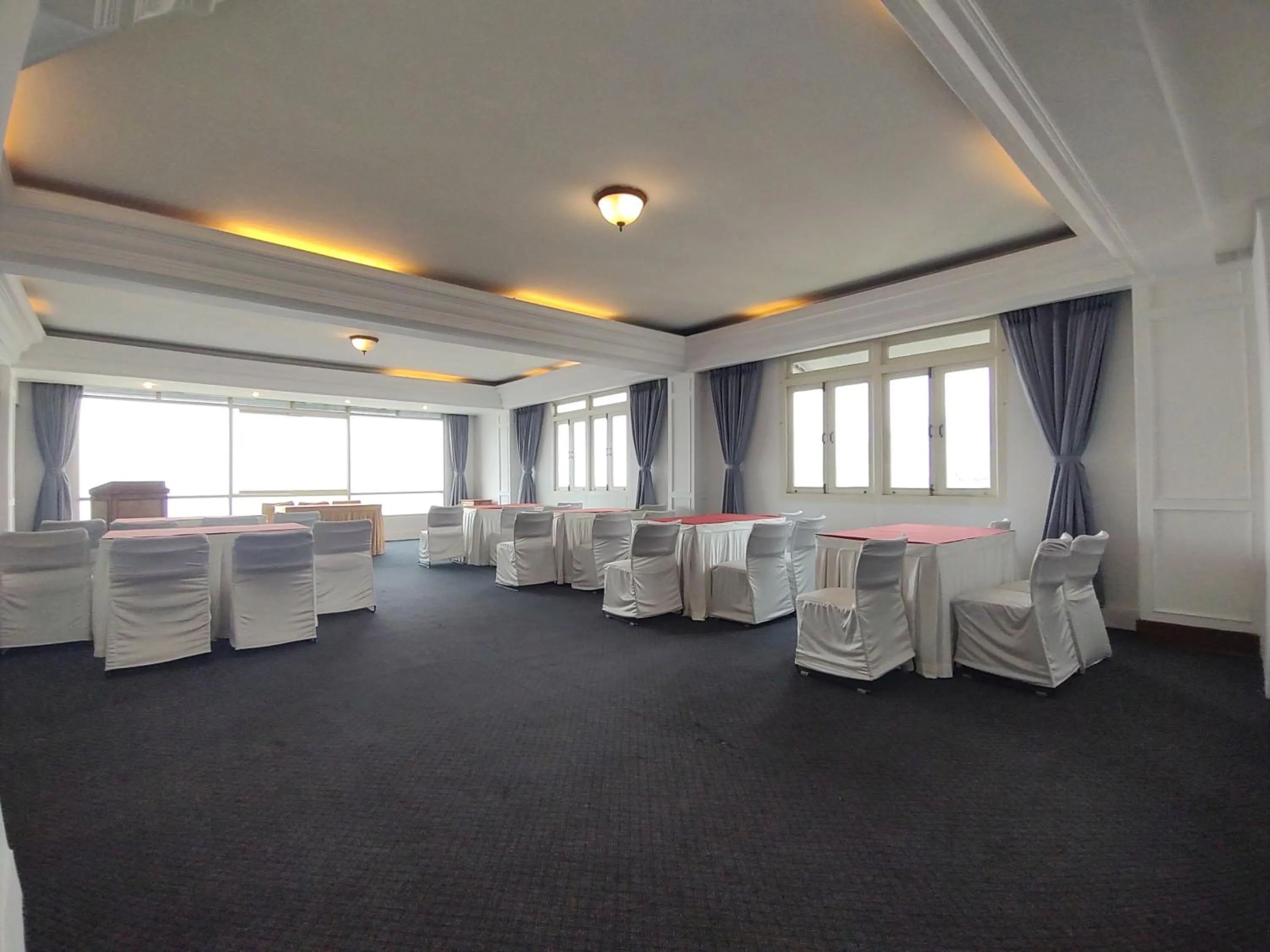 Meeting/conference room in Treenz Lite