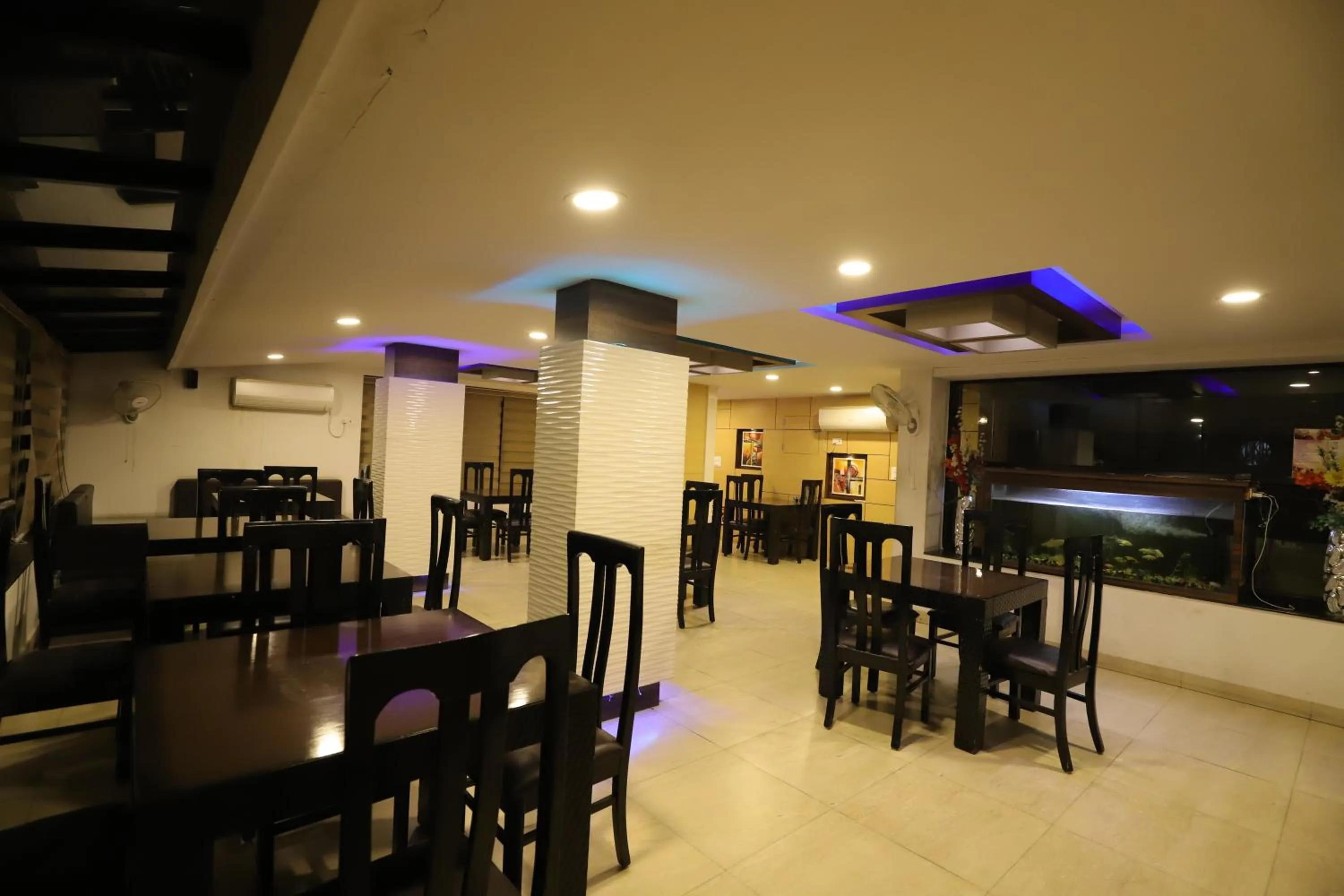 Restaurant/places to eat in Hotel Green View International