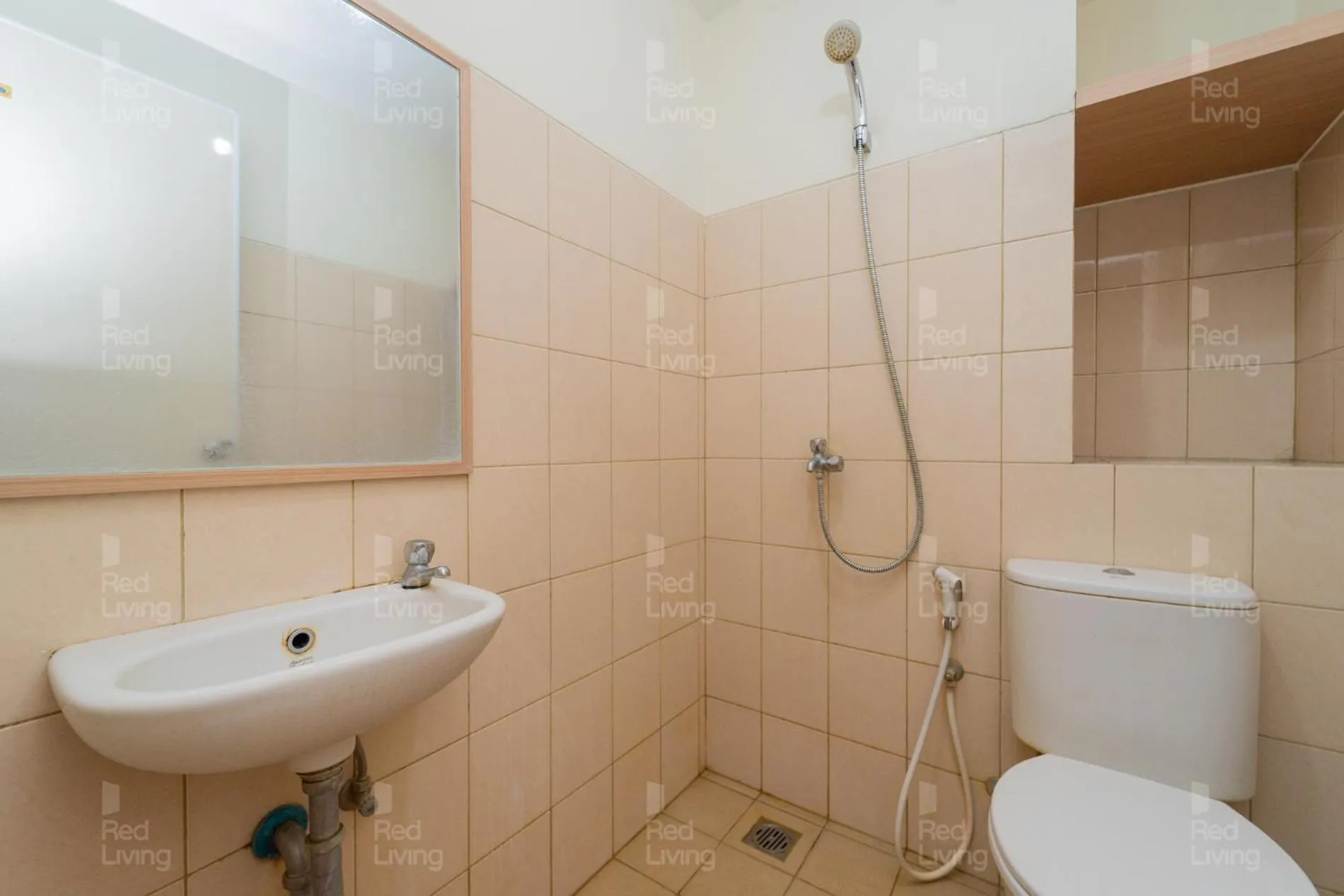 Bathroom in RedLiving Apartemen The Suites Metro - Prisma