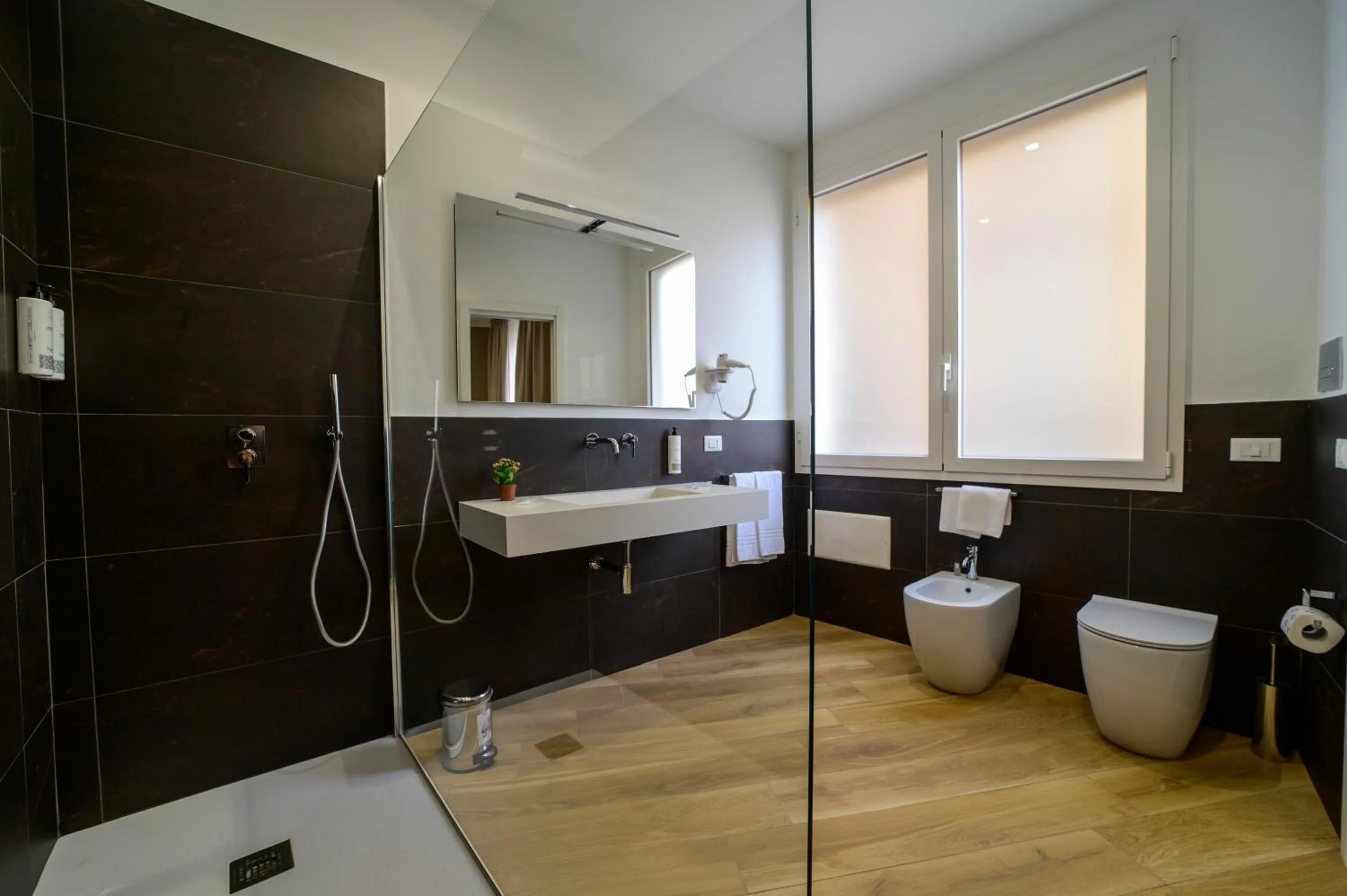 Shower in B&B Maqueda - Room & Suite