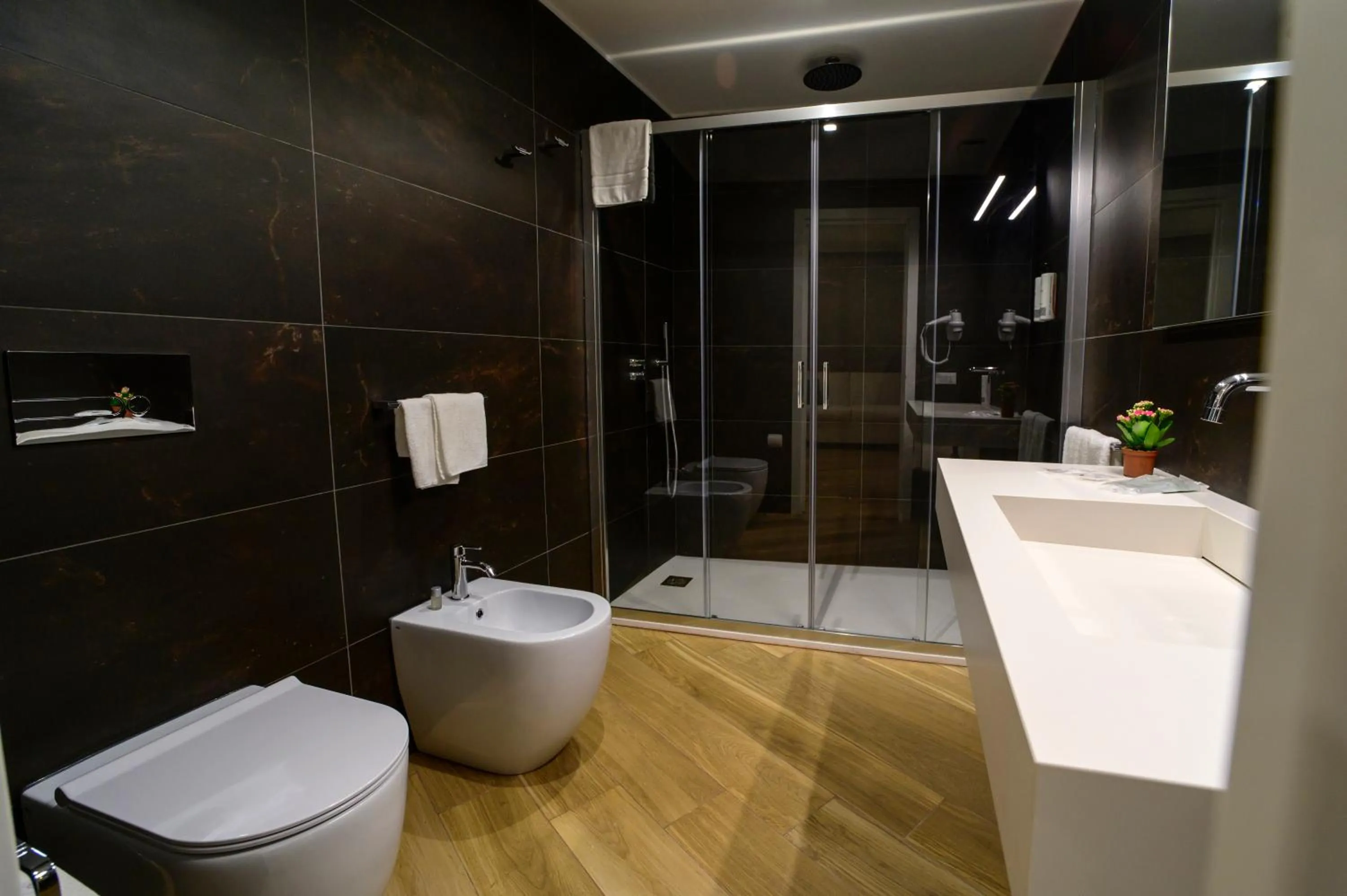 Shower in B&B Maqueda - Room & Suite