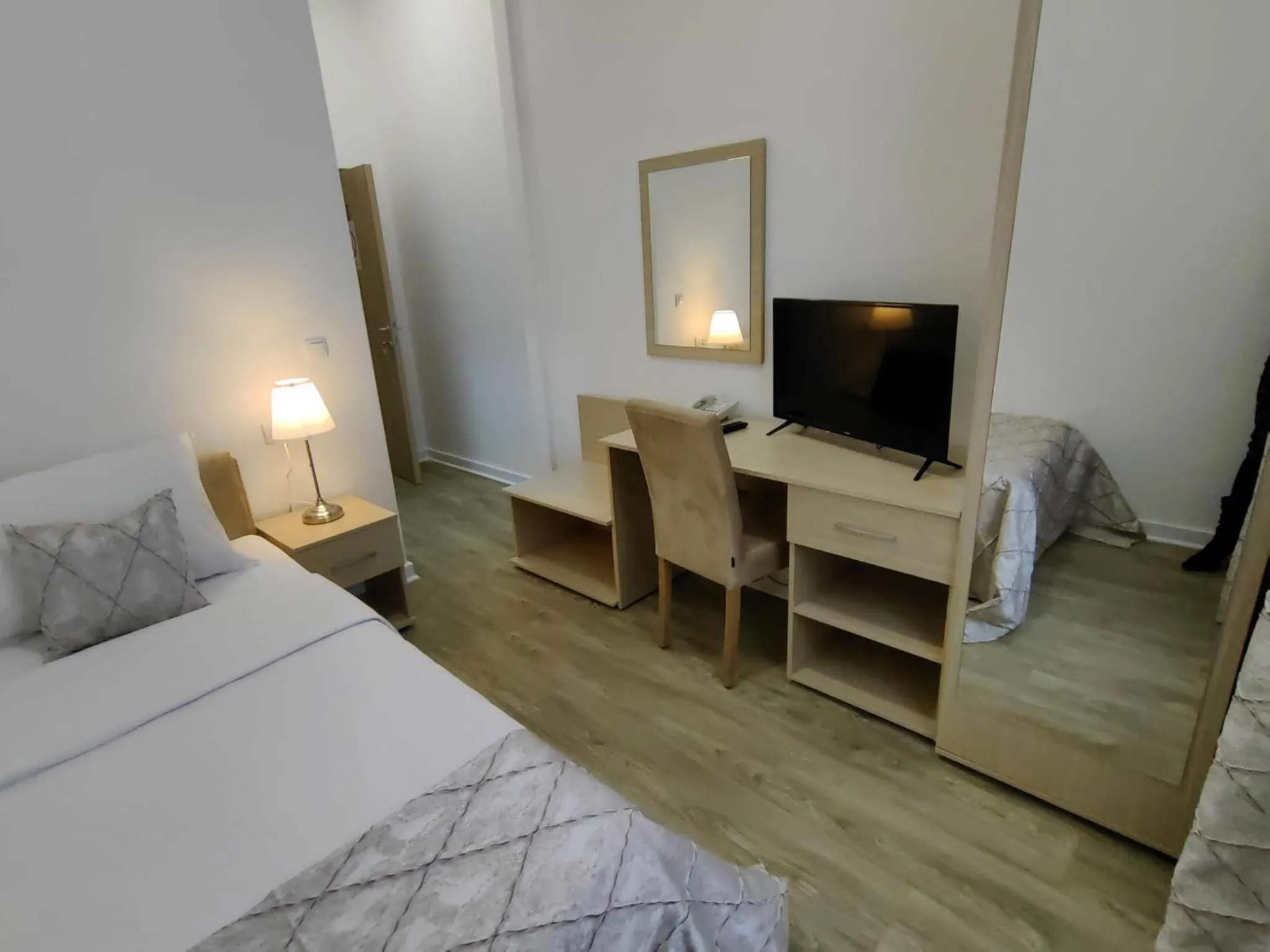 Small Single Room - single occupancy in Hotel N