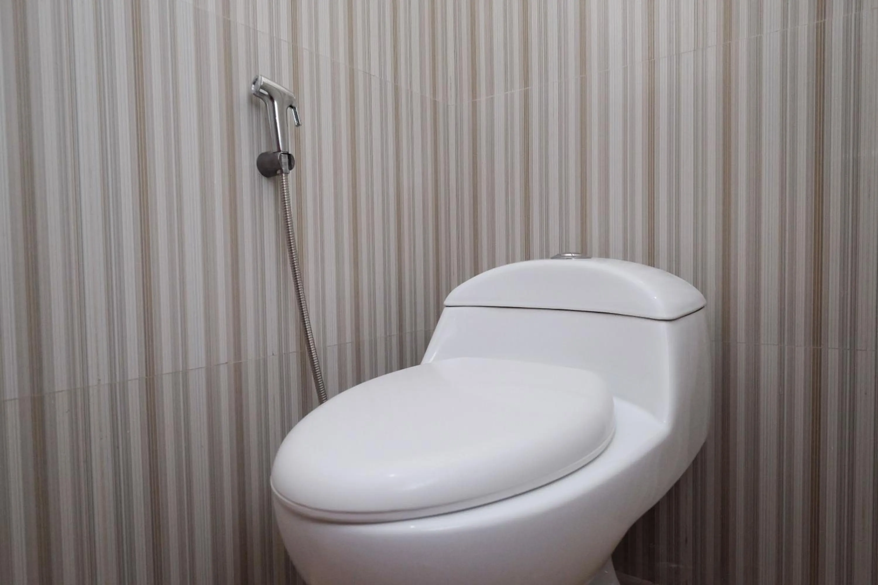 Bathroom in RedDoorz Syariah near Perempatan Kartasura