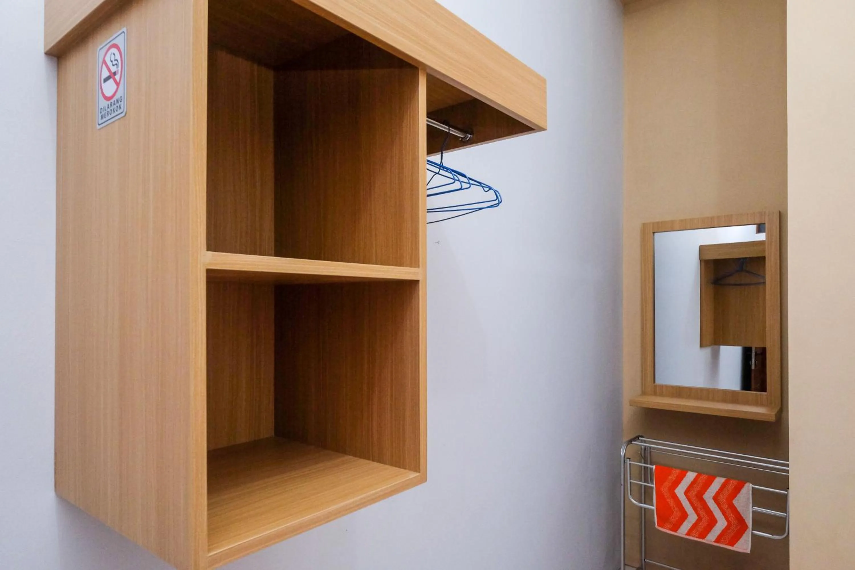 wardrobe in RedDoorz Syariah near Perempatan Kartasura