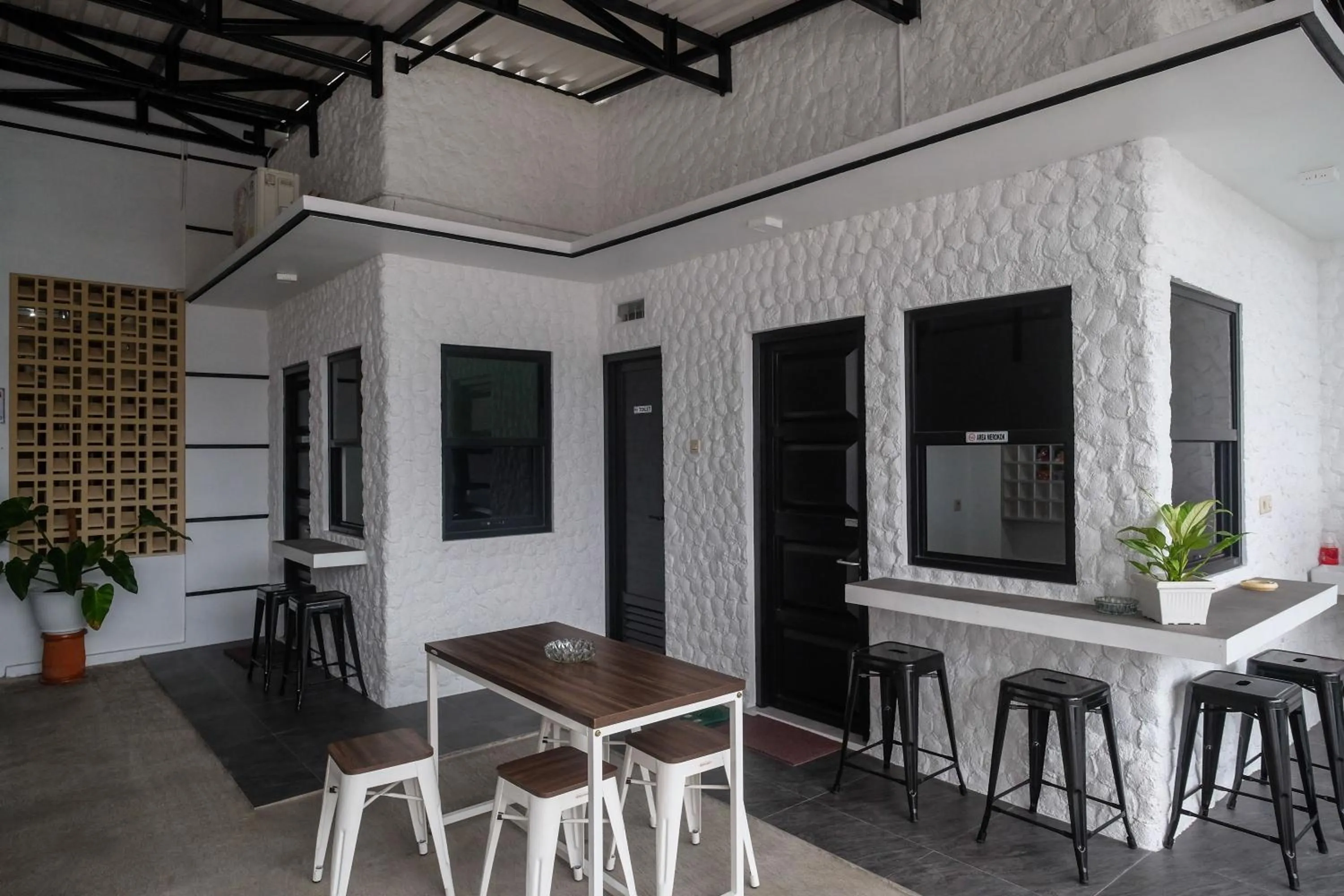 Seating area in RedDoorz Syariah near Perempatan Kartasura