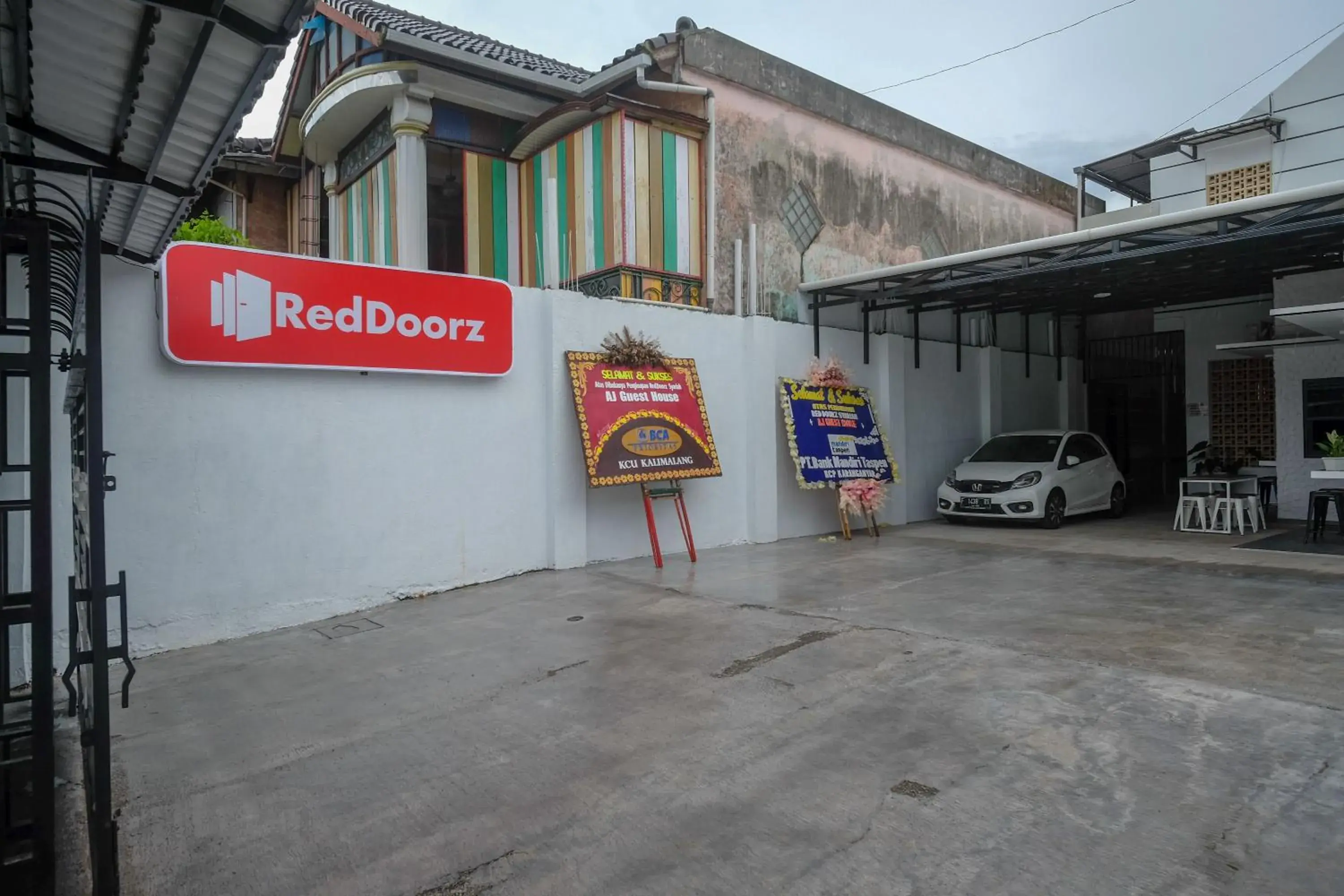Property building in RedDoorz Syariah near Perempatan Kartasura Property building in RedDoorz Syariah near Perempatan Kartasura