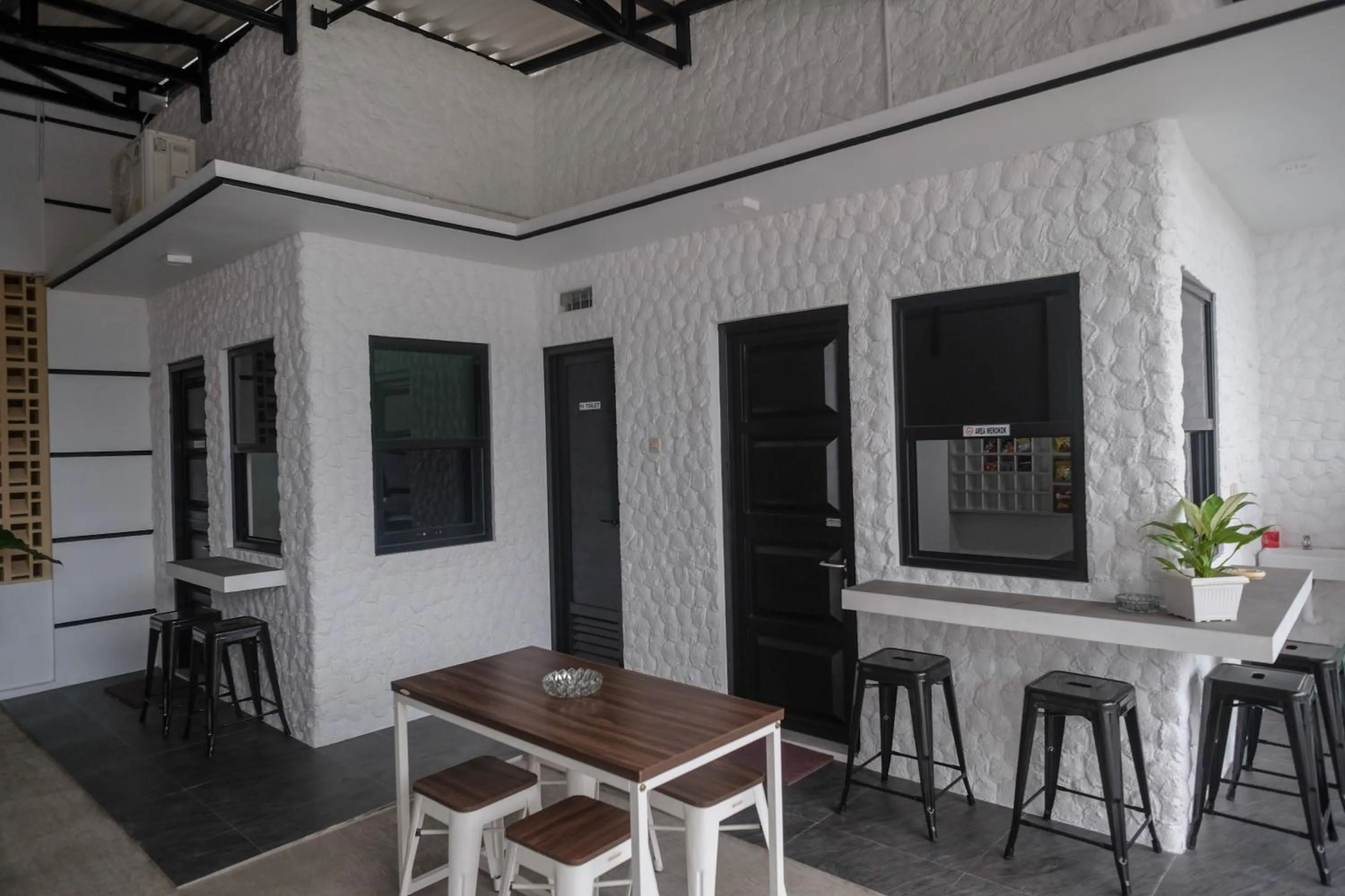 Property building in RedDoorz Syariah near Perempatan Kartasura