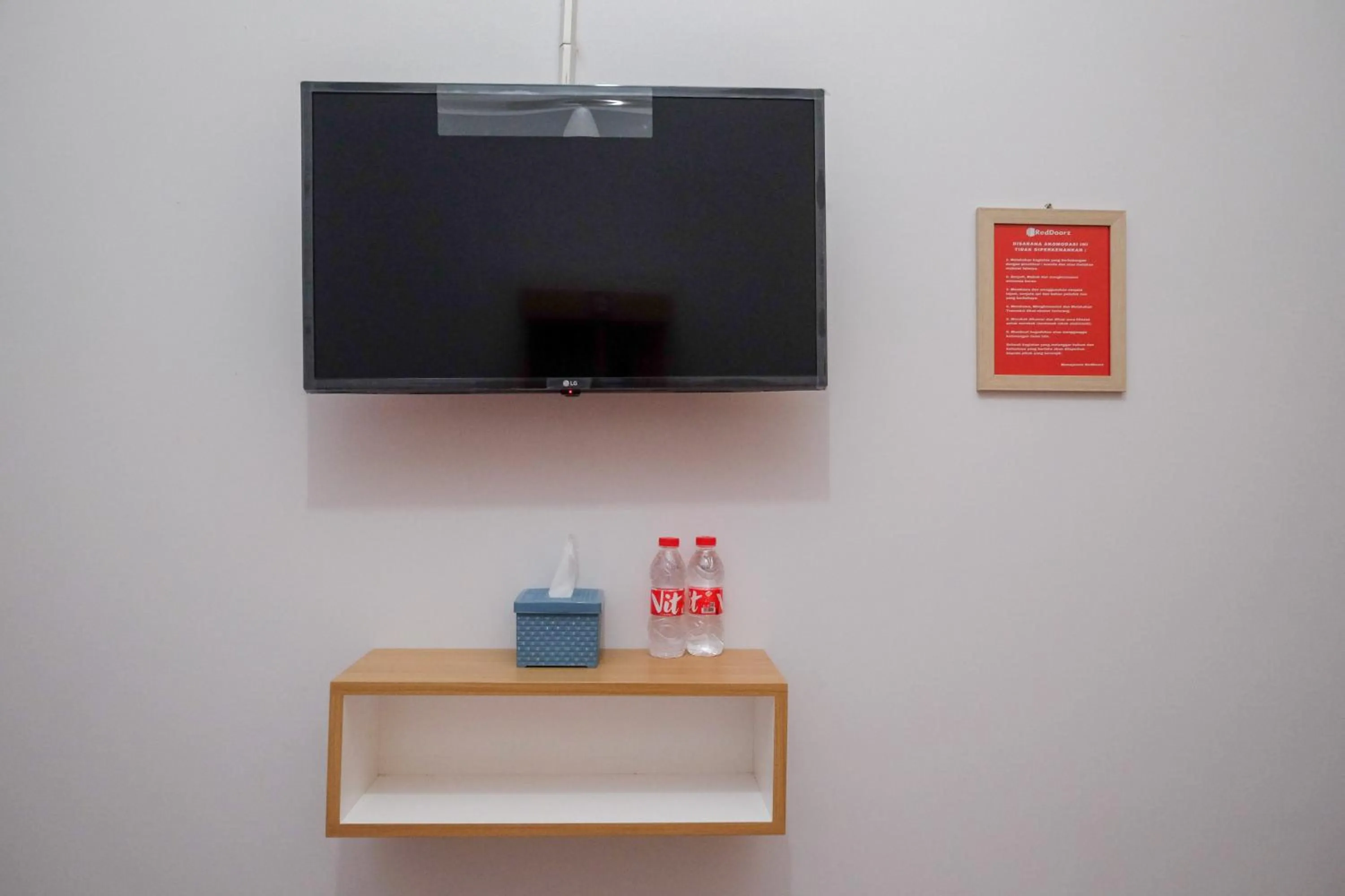 TV and multimedia in RedDoorz Syariah near Perempatan Kartasura