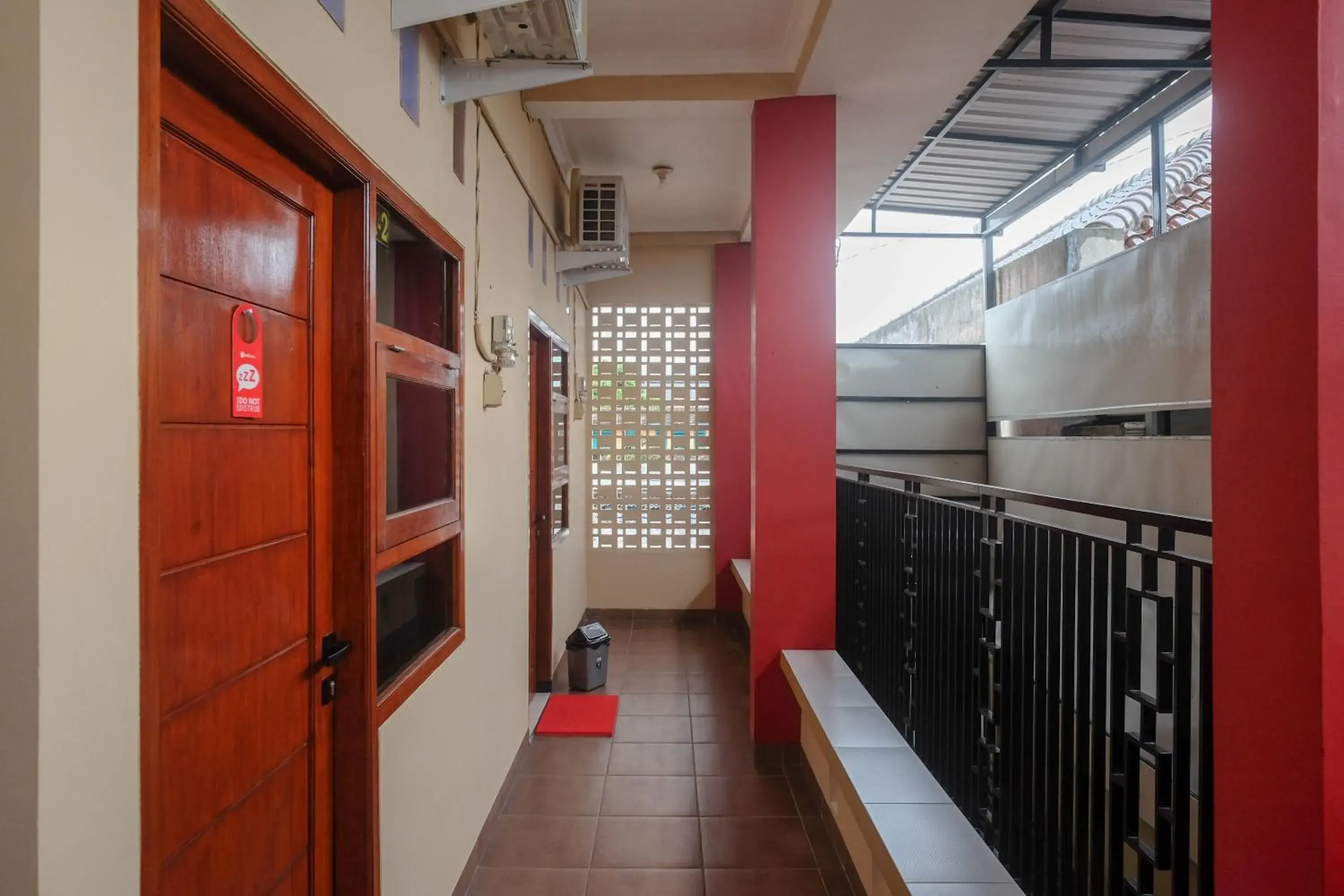 Property building in RedDoorz Syariah near Perempatan Kartasura Property building in RedDoorz Syariah near Perempatan Kartasura