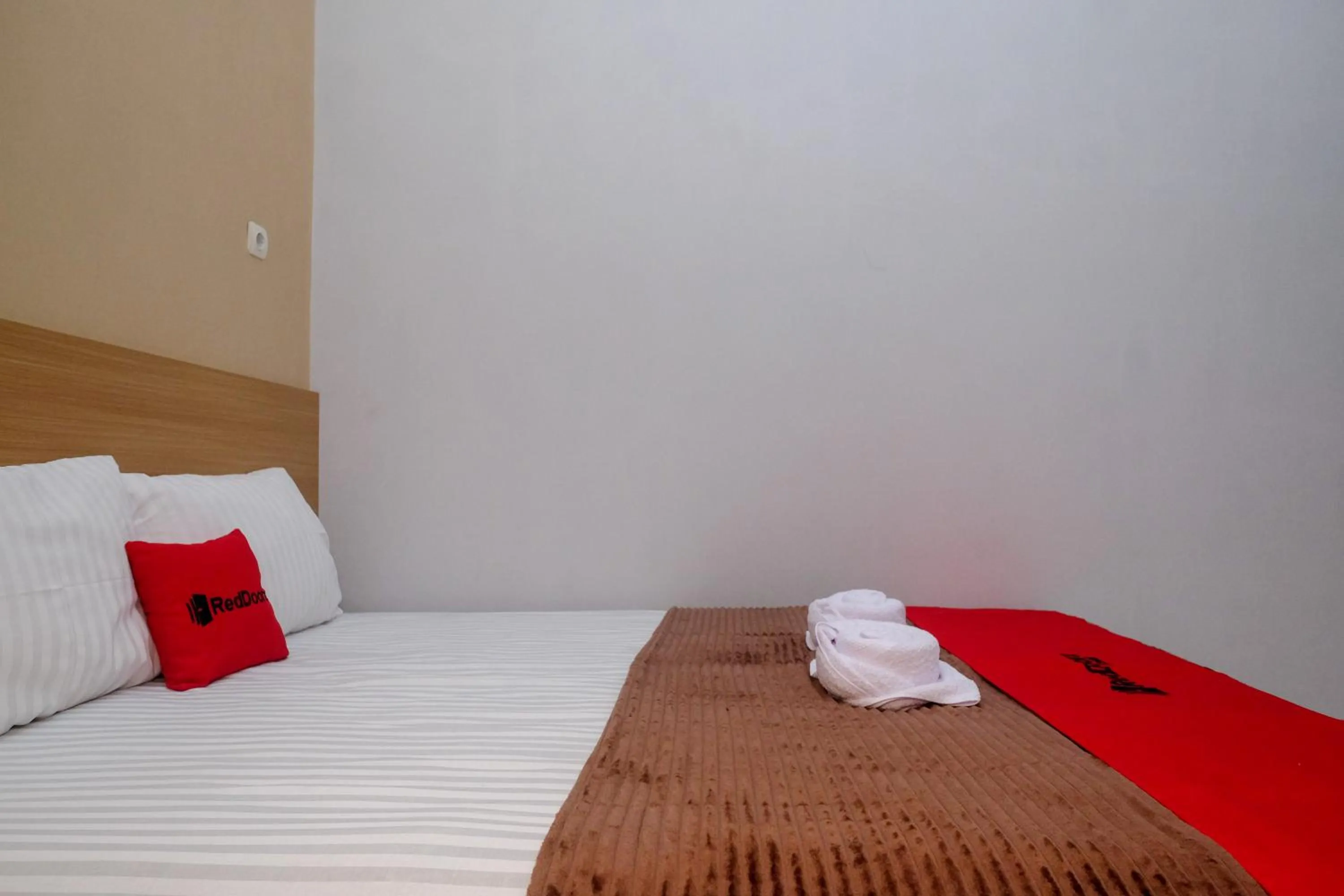 Bedroom, Bed in RedDoorz Syariah near Perempatan Kartasura