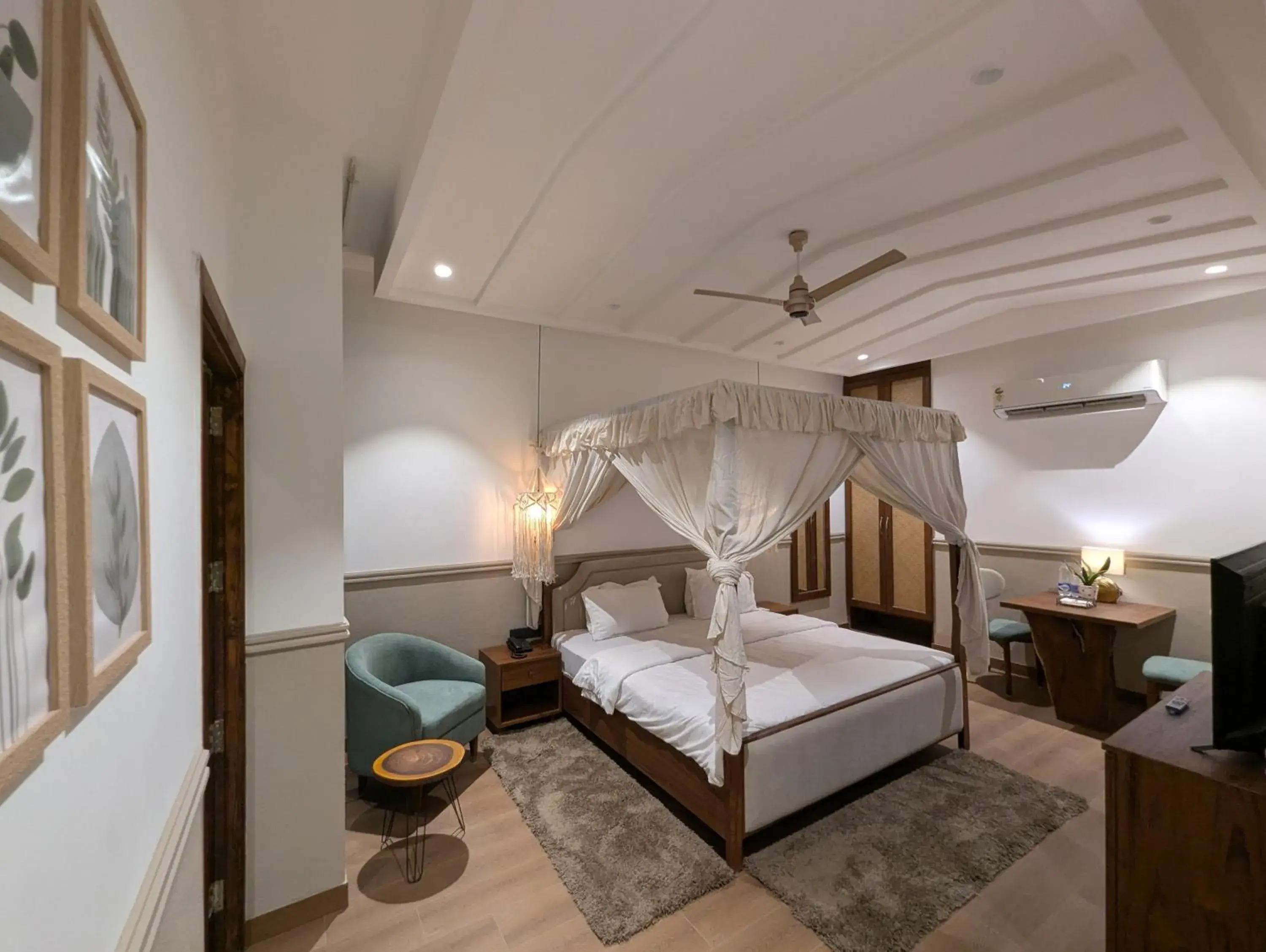 Bedroom, Bed in Cape House Bedroom, Bed in Cape House