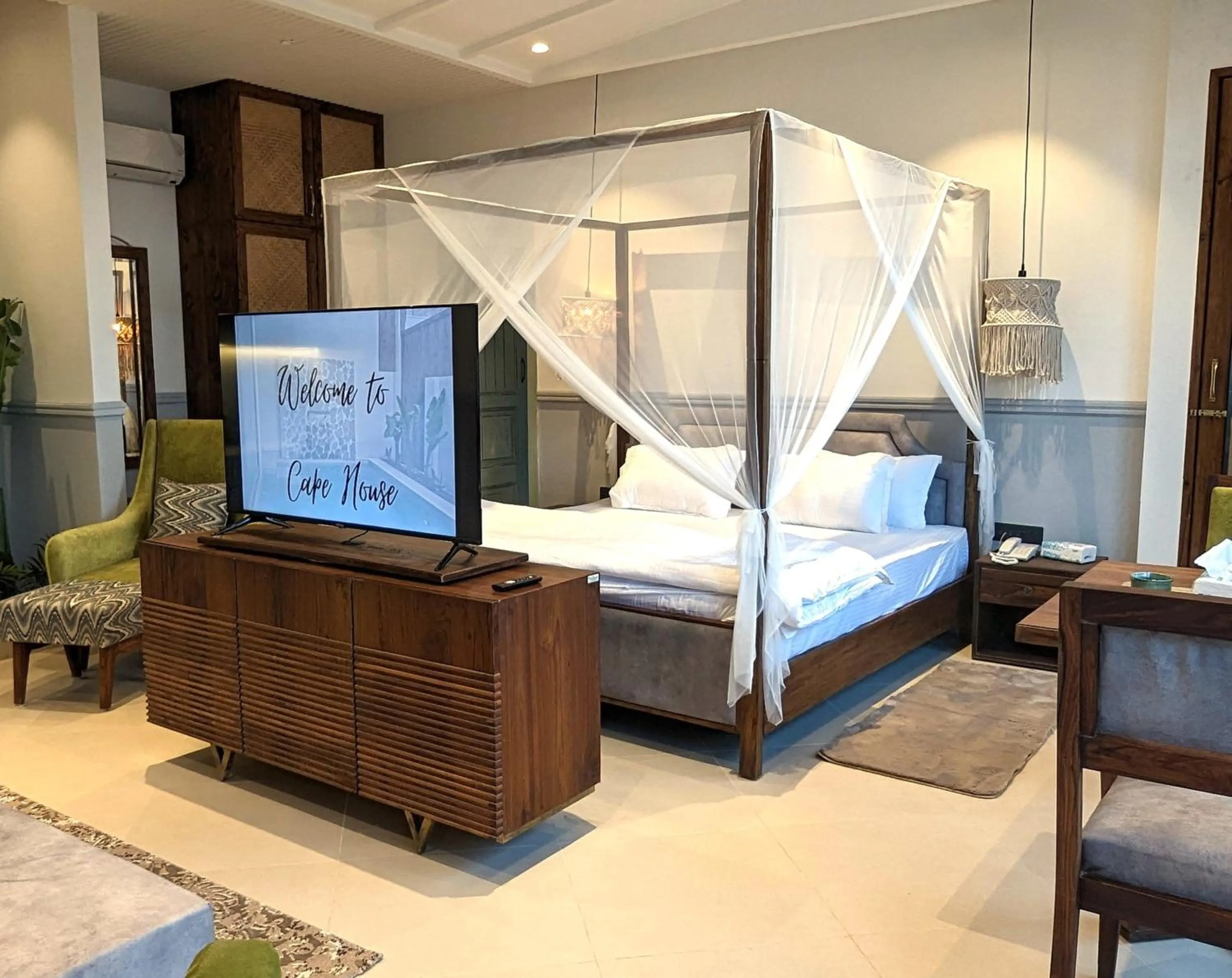 Communal lounge/ TV room, Bed in Cape House