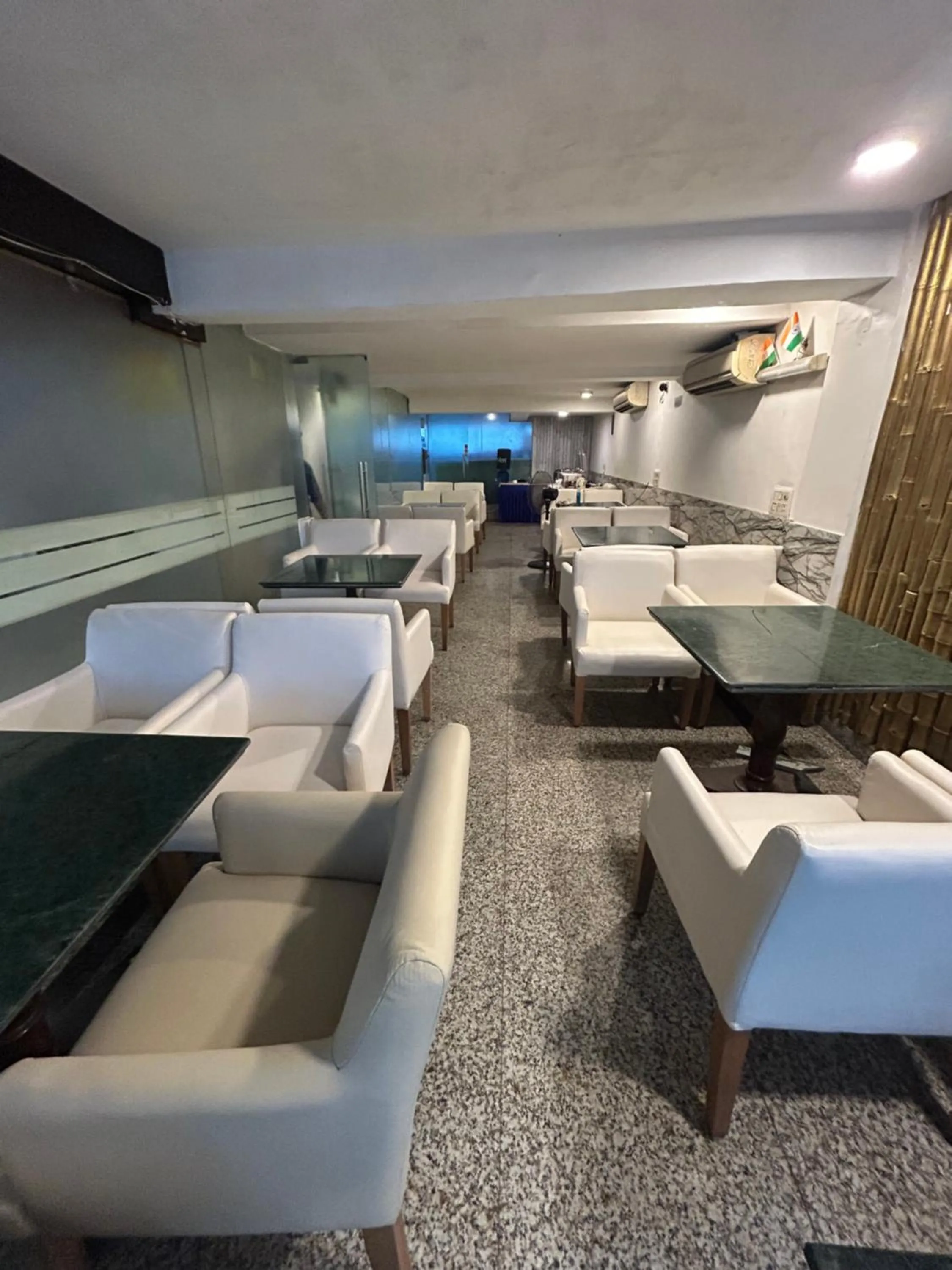 Restaurant/places to eat in Hotel Sizzling Starr