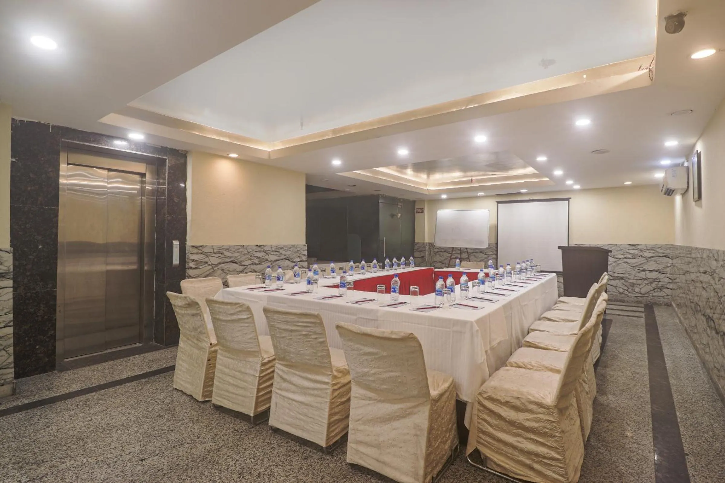 Meeting/conference room in Hotel Sizzling Starr