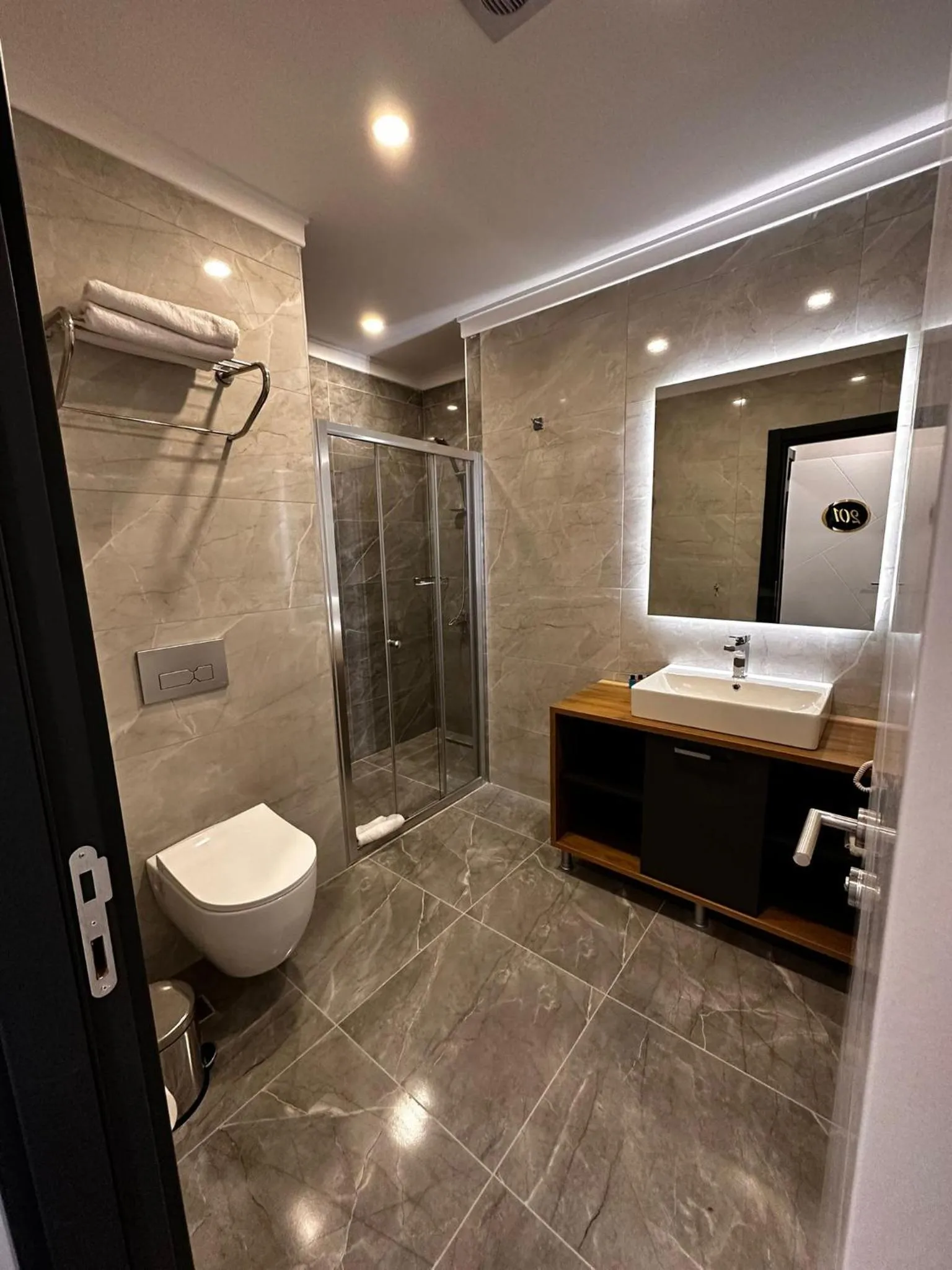 Shower in HOME PLUS Hotel