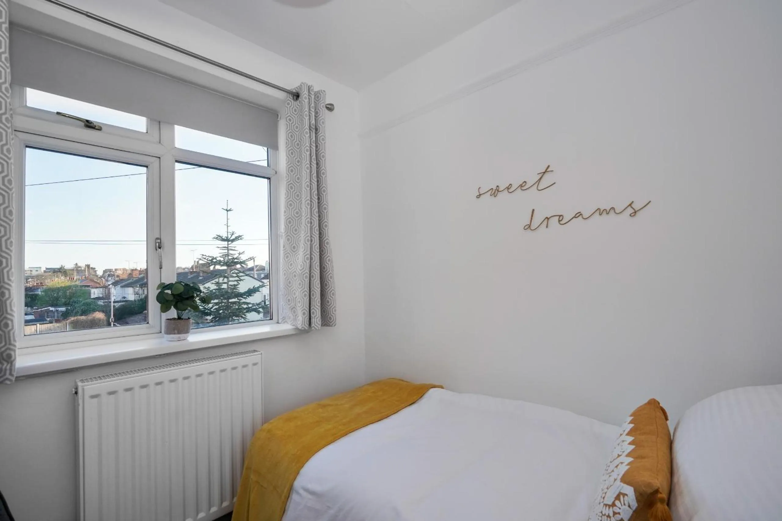 Bedroom in Cowdray Avenue