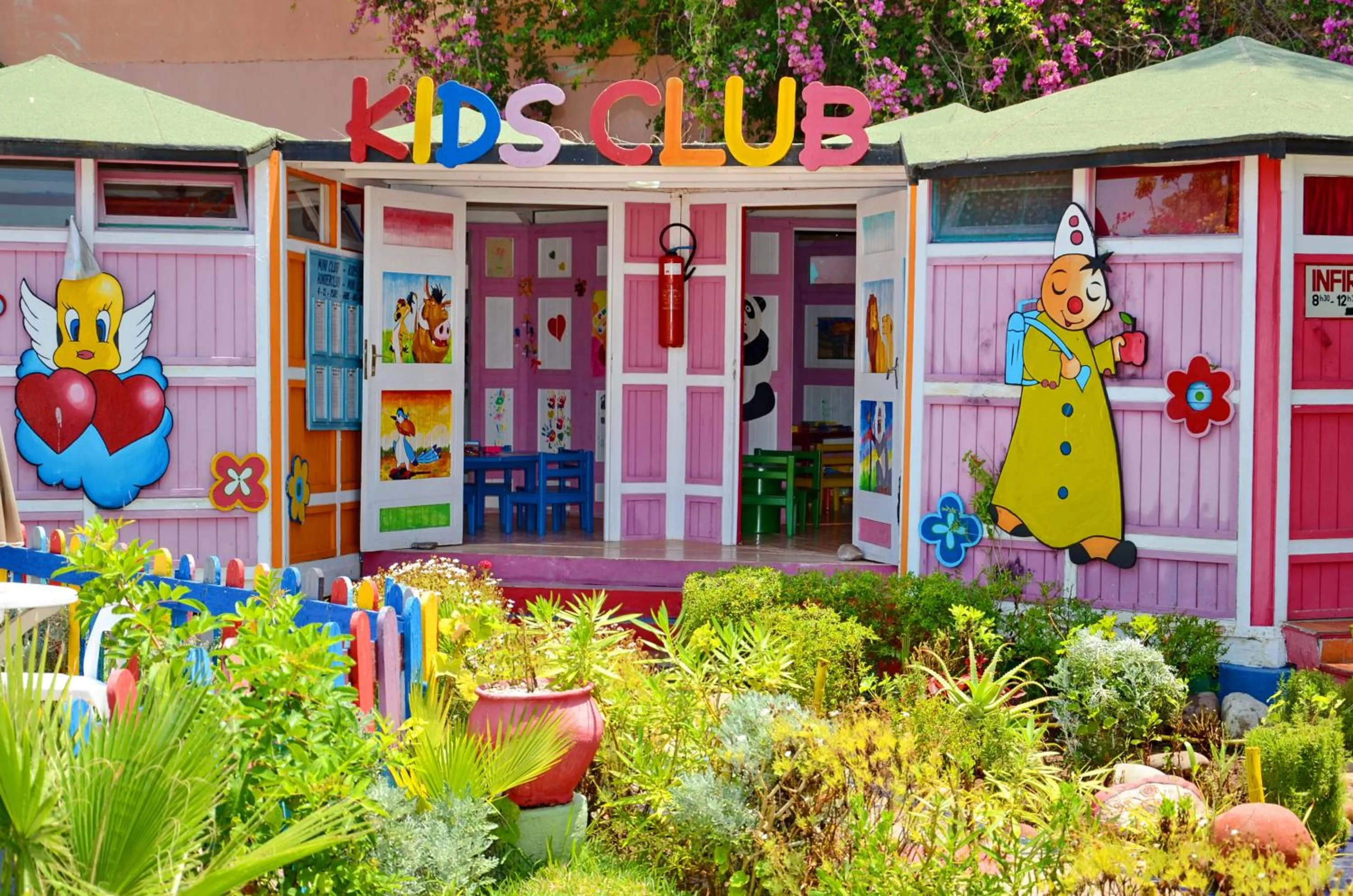 Kids's club in El Pueblo Tamlelt