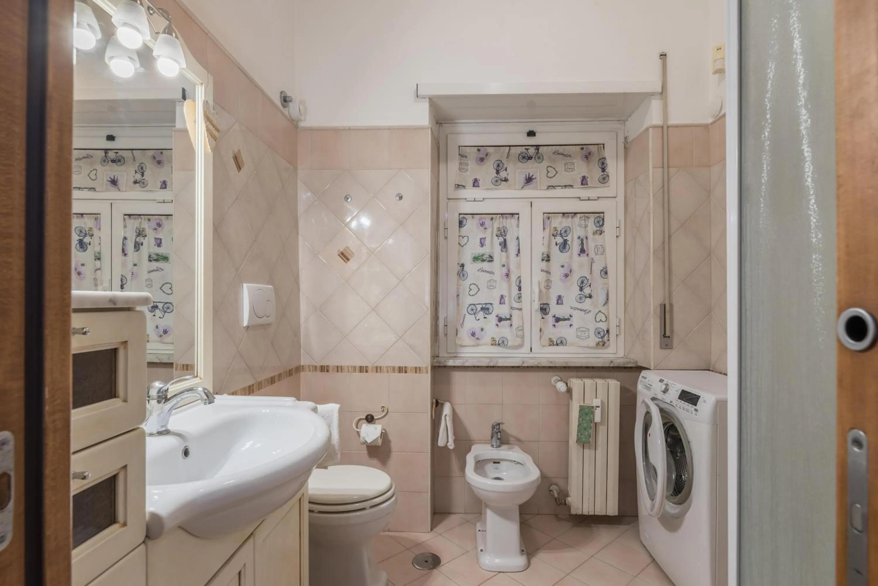 Bright Apt 2 Bedroom and balcony