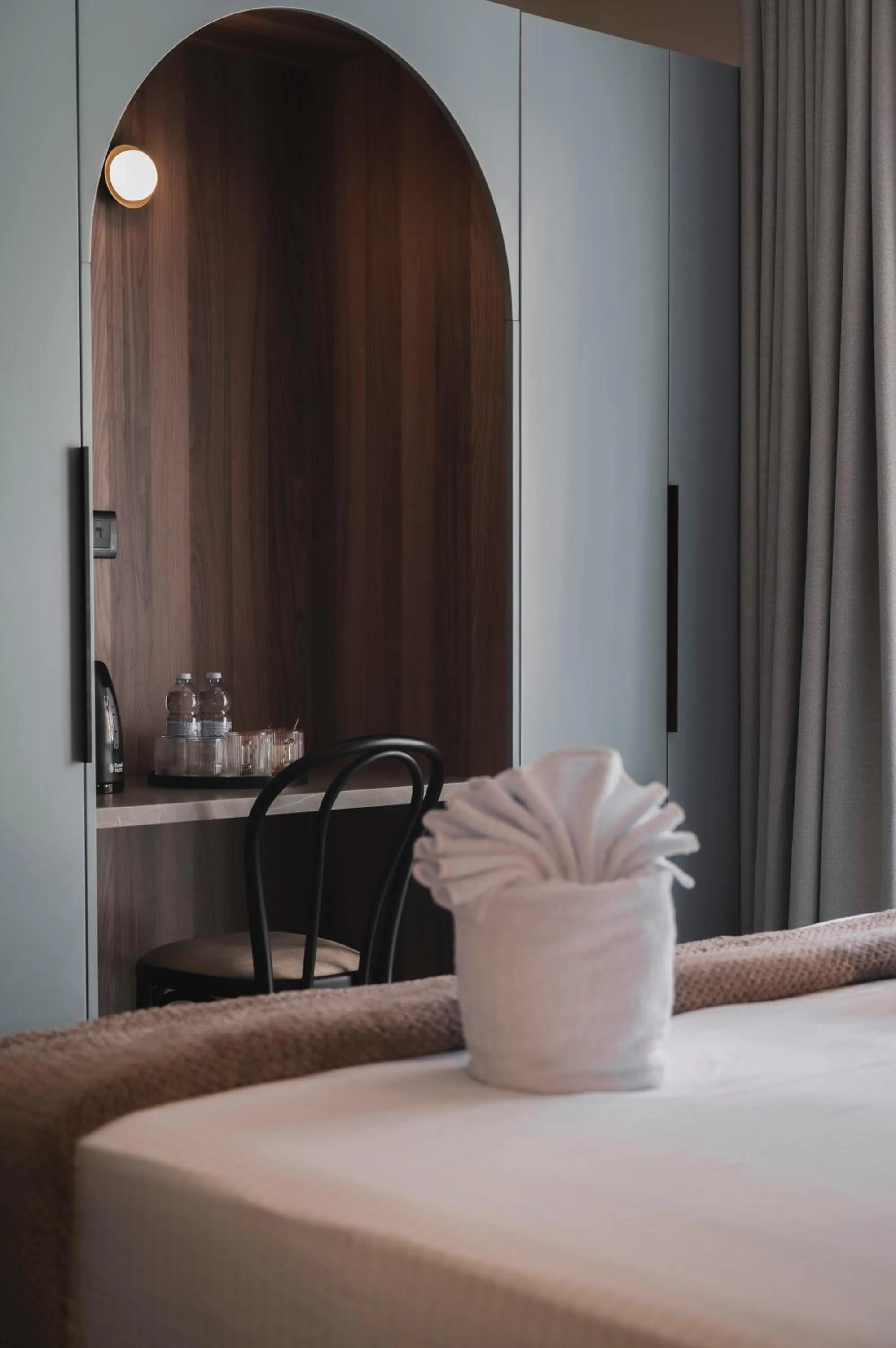 wardrobe, Bed in Maria Rosa Suites