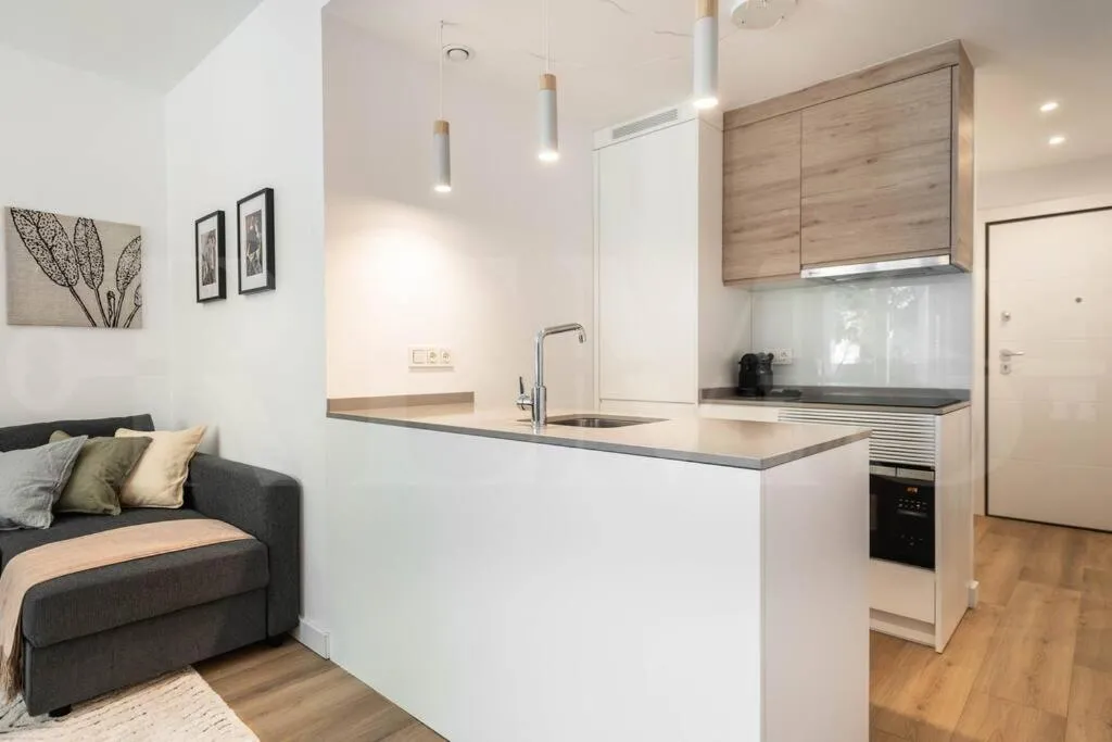 Calm apartment with private patio by REMS