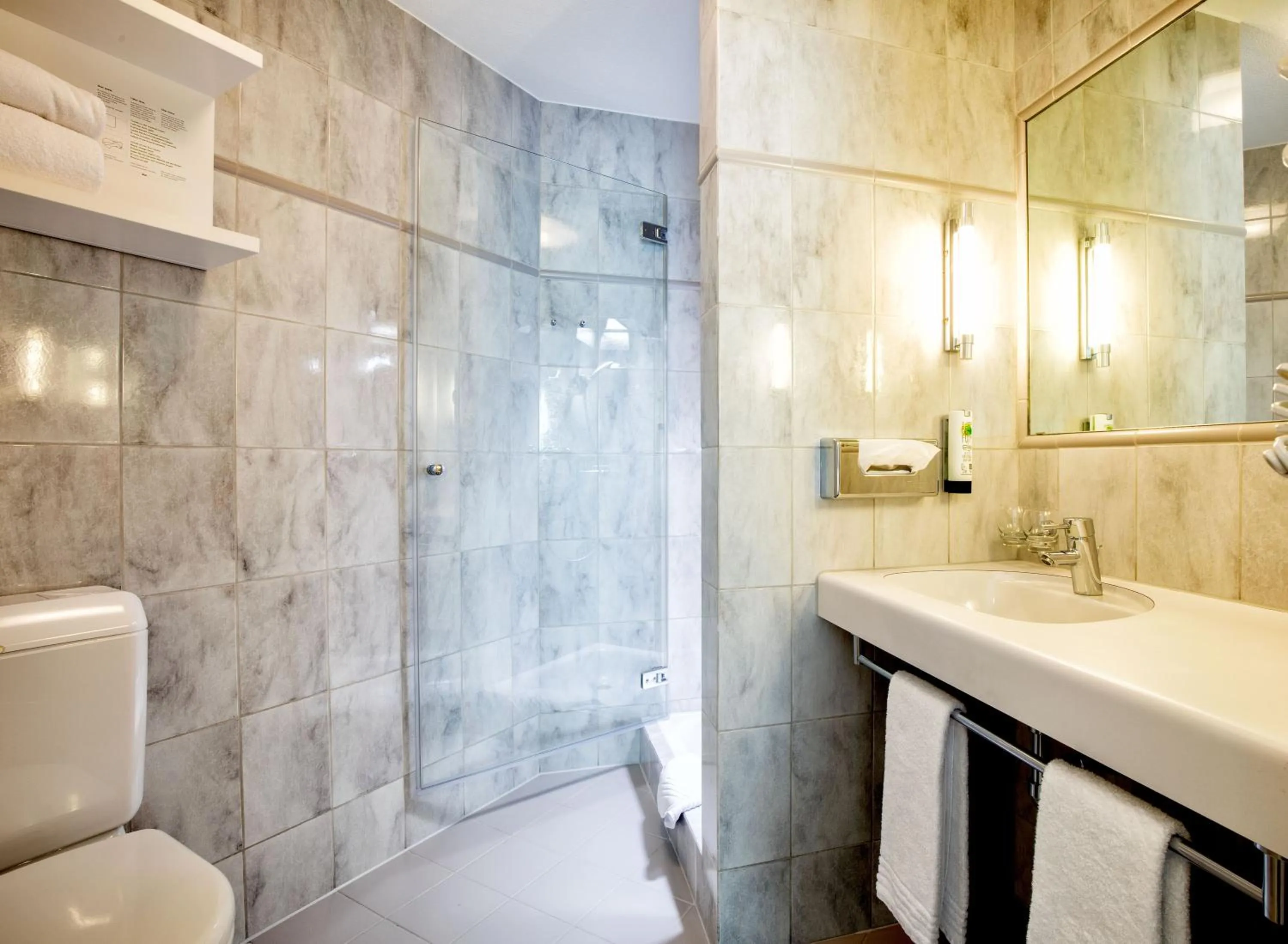 Shower in Hotel Oberland