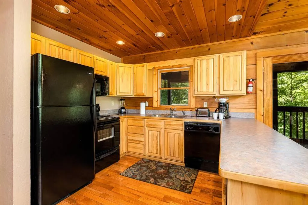 Dog Friendly Secluded Cabin Whot-tub & Sleeps 12