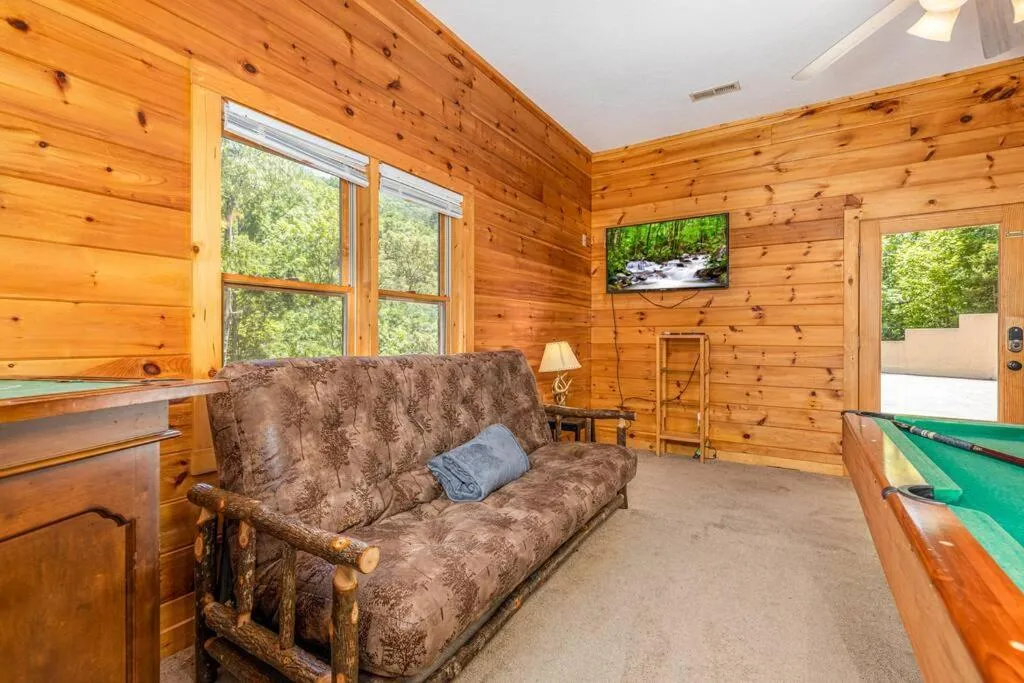 Dog Friendly Secluded Cabin Whot-tub & Sleeps 12