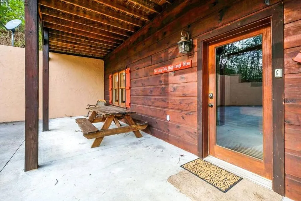 Dog Friendly Secluded Cabin Whot-tub & Sleeps 12