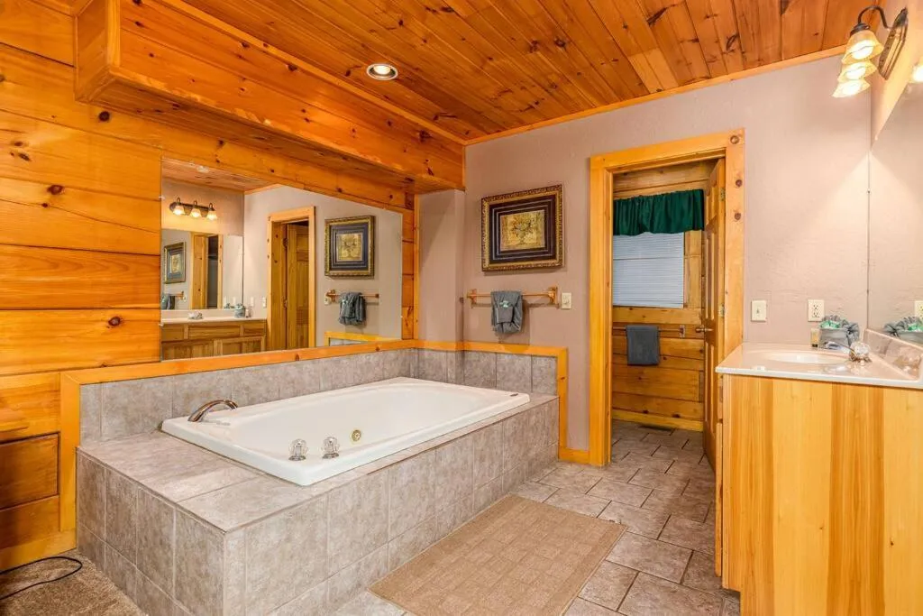 Dog Friendly Secluded Cabin Whot-tub & Sleeps 12