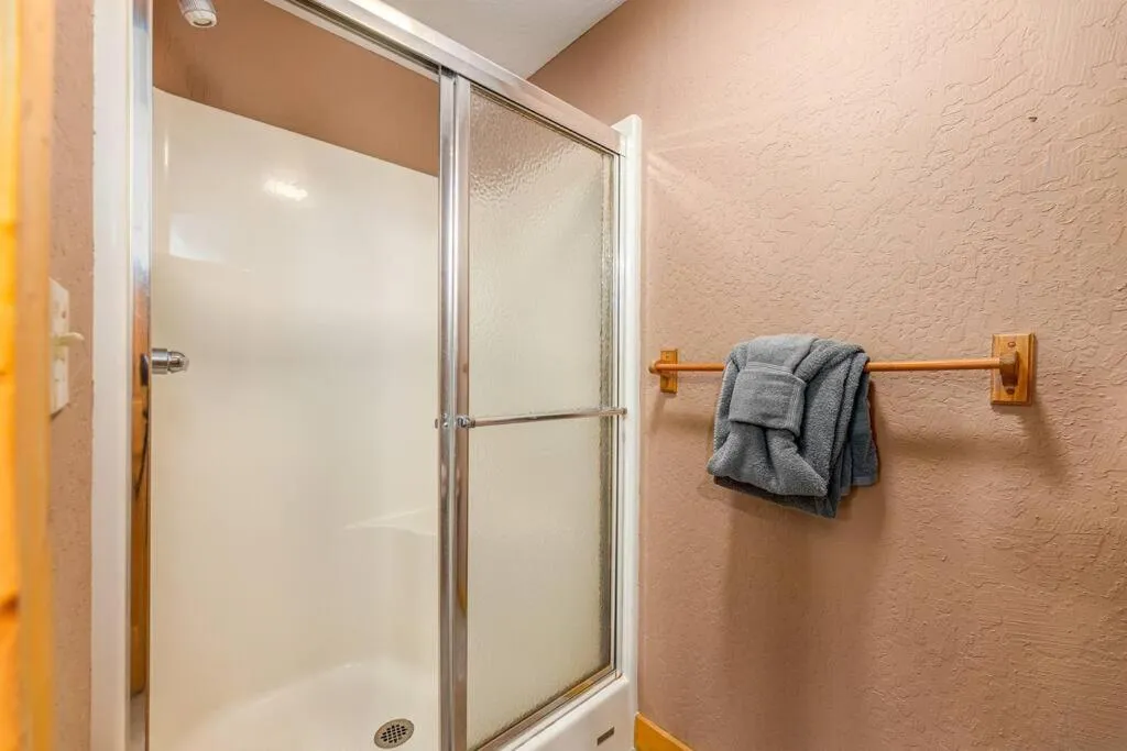 Dog Friendly Secluded Cabin Whot-tub & Sleeps 12