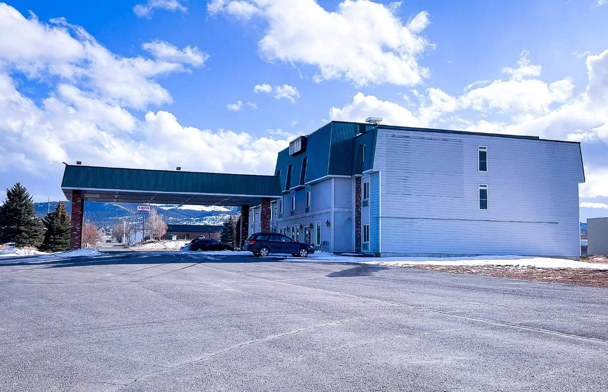 Property building in Helena Inn - Airport