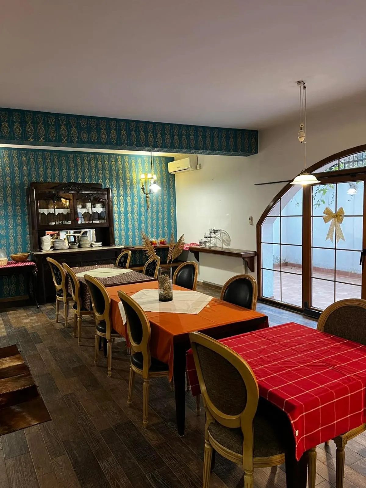 Restaurant/places to eat in MICHELE Hotel